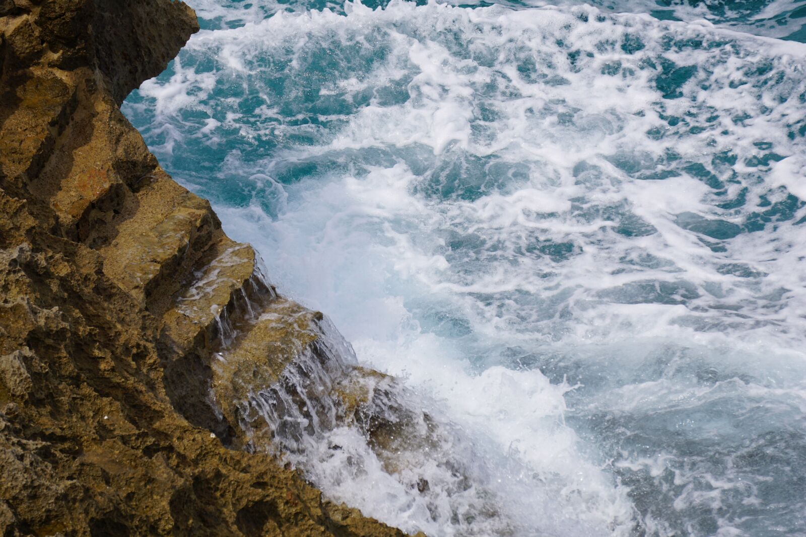 Sony E 55-210mm F4.5-6.3 OSS sample photo. Sea, surf, wave photography
