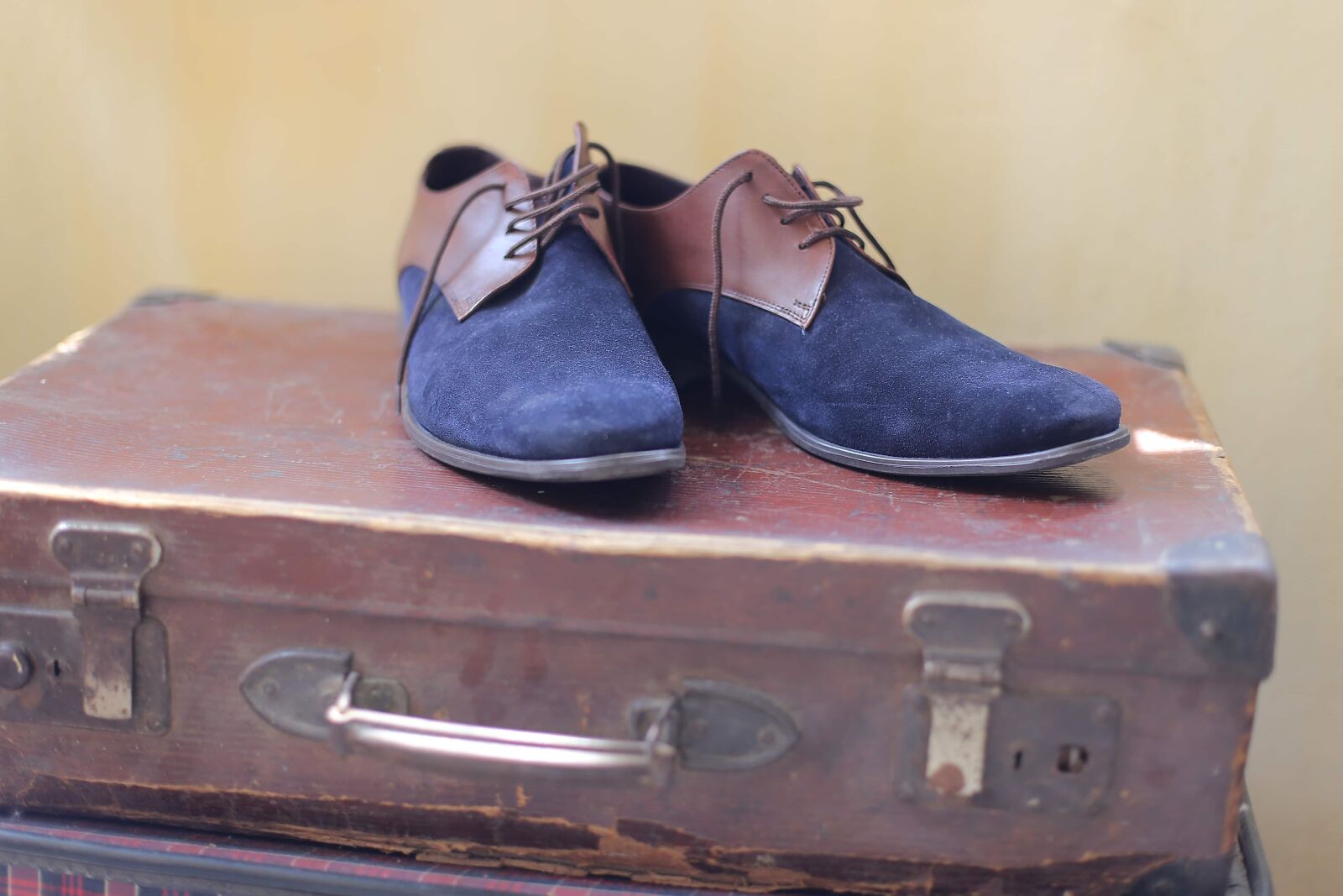 Canon EOS 6D + Canon EF 50mm F1.4 USM sample photo. Luggage, shoes, shoelace, blue photography