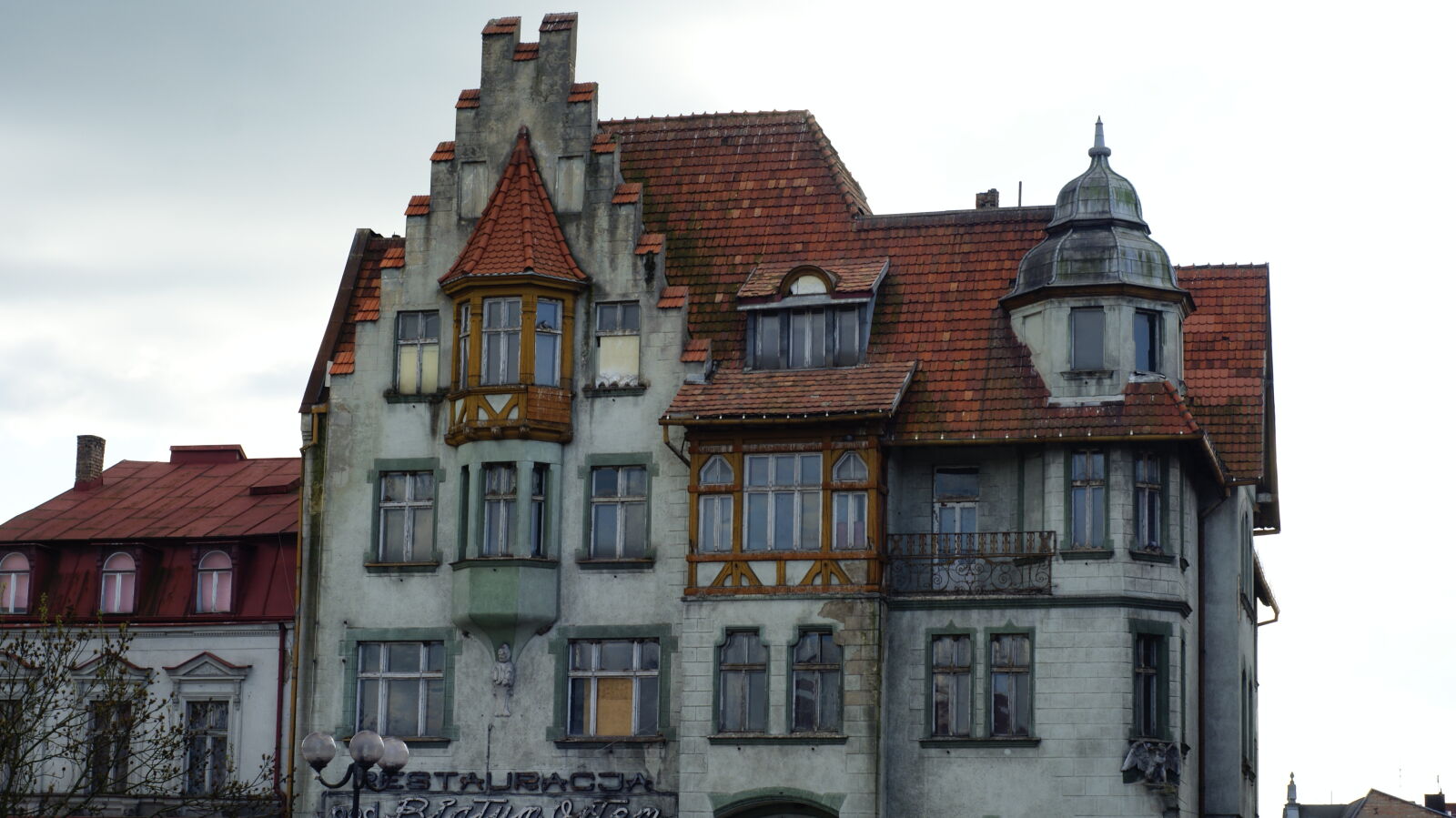 Sony Alpha DSLR-A200 + Minolta AF 50mm F1.7 sample photo. Haunted, manor, manor, house photography