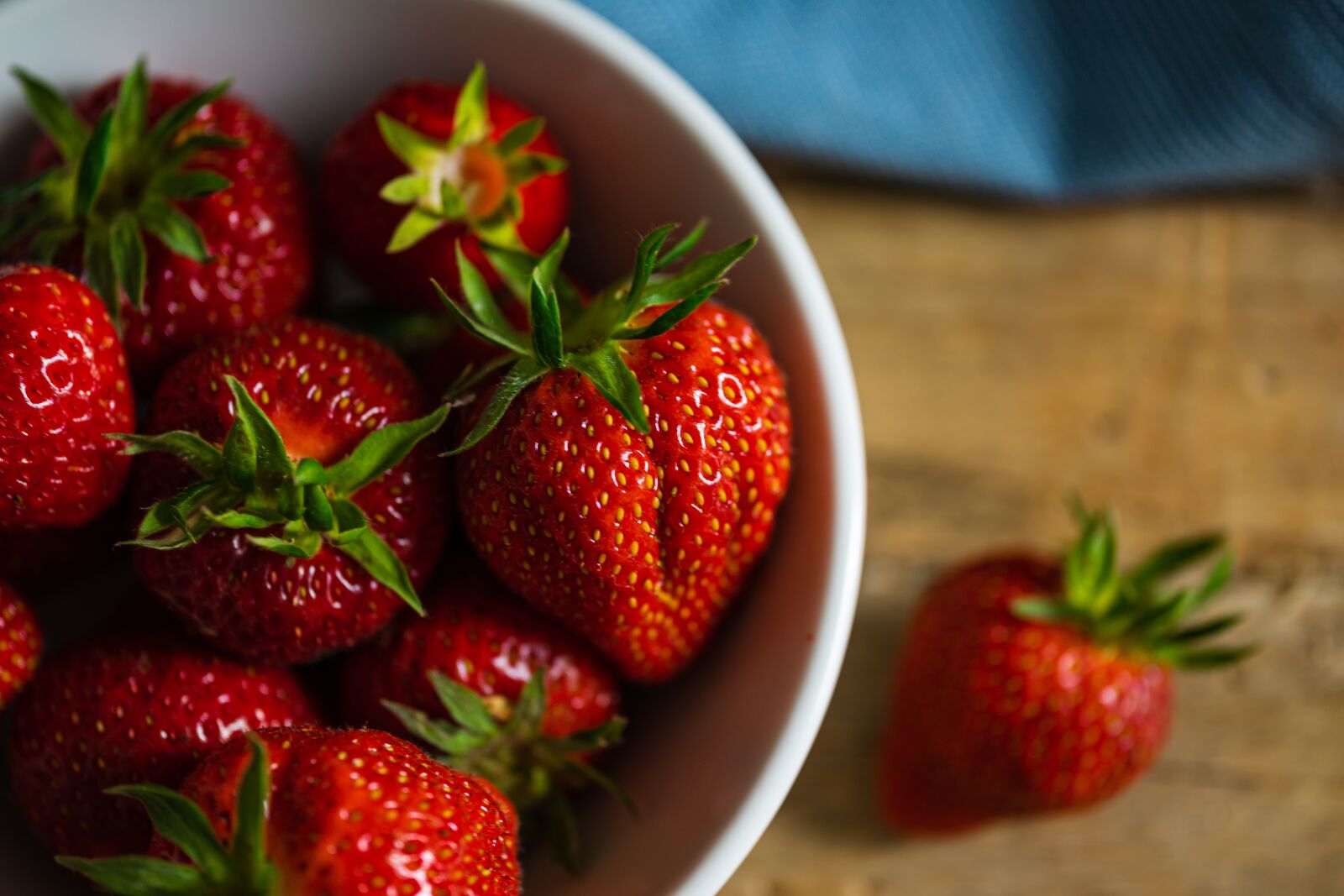 Sony a7 II sample photo. Strawberries, shell, wood photography