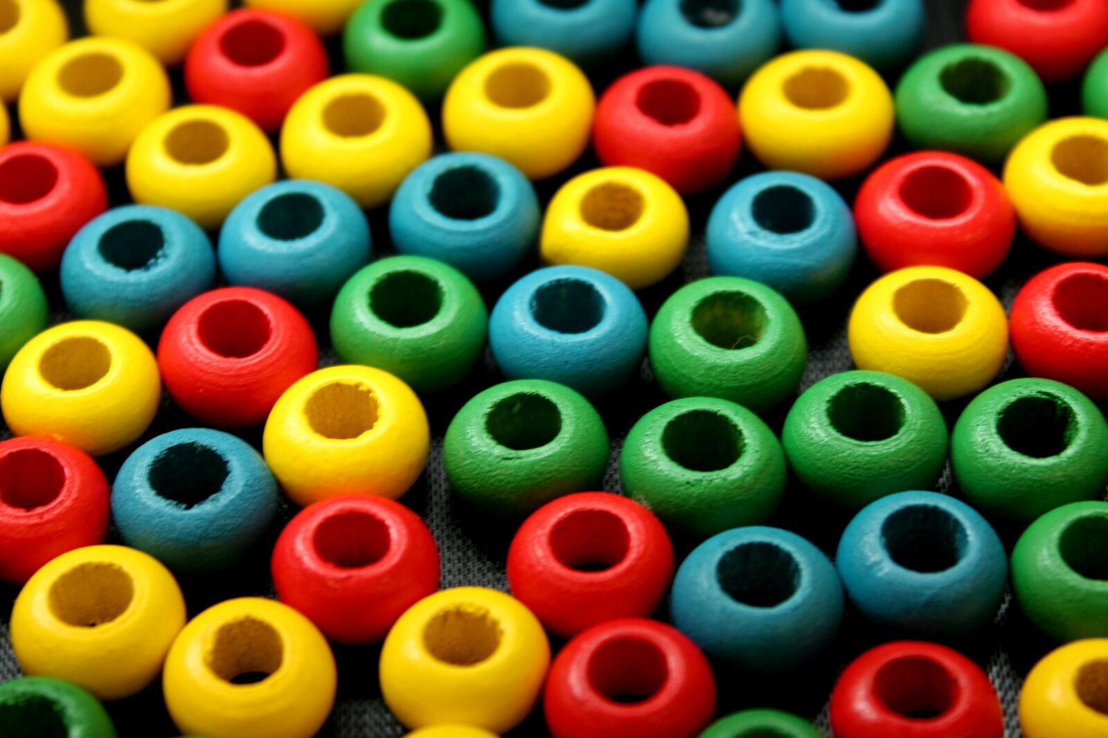 Canon EOS 1200D (EOS Rebel T5 / EOS Kiss X70 / EOS Hi) sample photo. Beads, colorful, wooden photography
