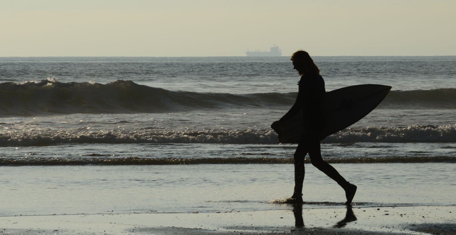 Nikon D3200 sample photo. Surfer, wetsuit, lone photography