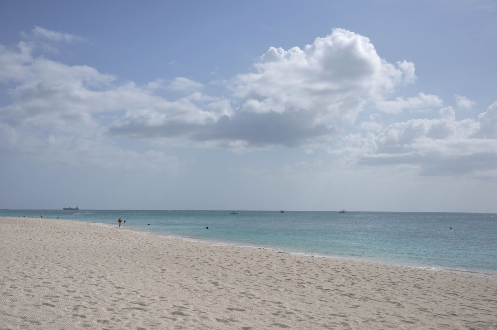 Nikon AF-S DX Nikkor 18-105mm F3.5-5.6G ED VR sample photo. Beach, grand, cayman, ocean photography