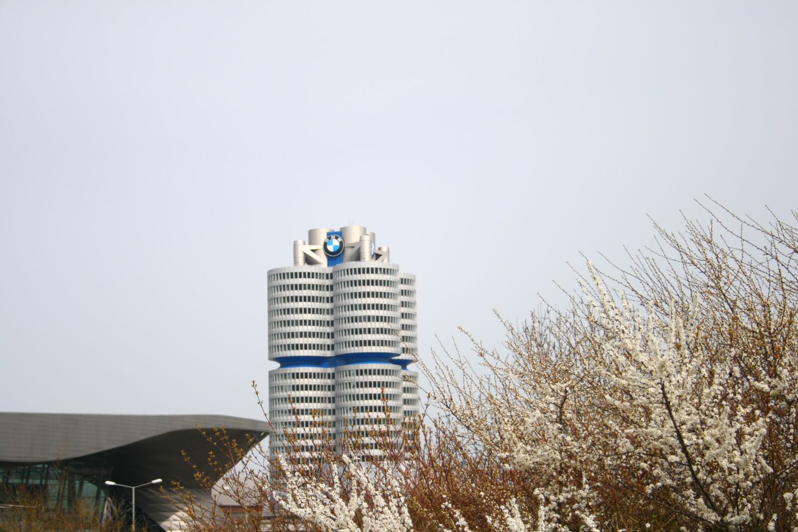 Canon EOS 400D (EOS Digital Rebel XTi / EOS Kiss Digital X) sample photo. Munich, bmw, architecture photography
