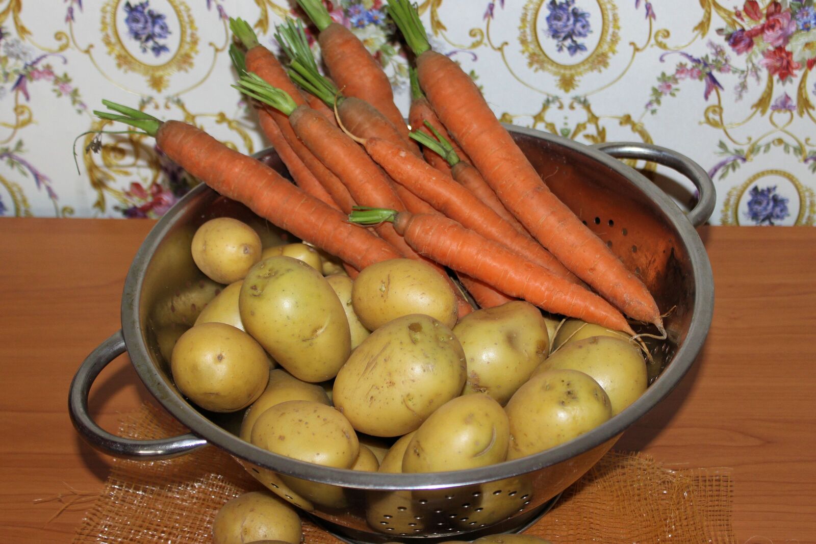 Canon EOS 600D (Rebel EOS T3i / EOS Kiss X5) sample photo. Potatoes, carrots, vegetables photography