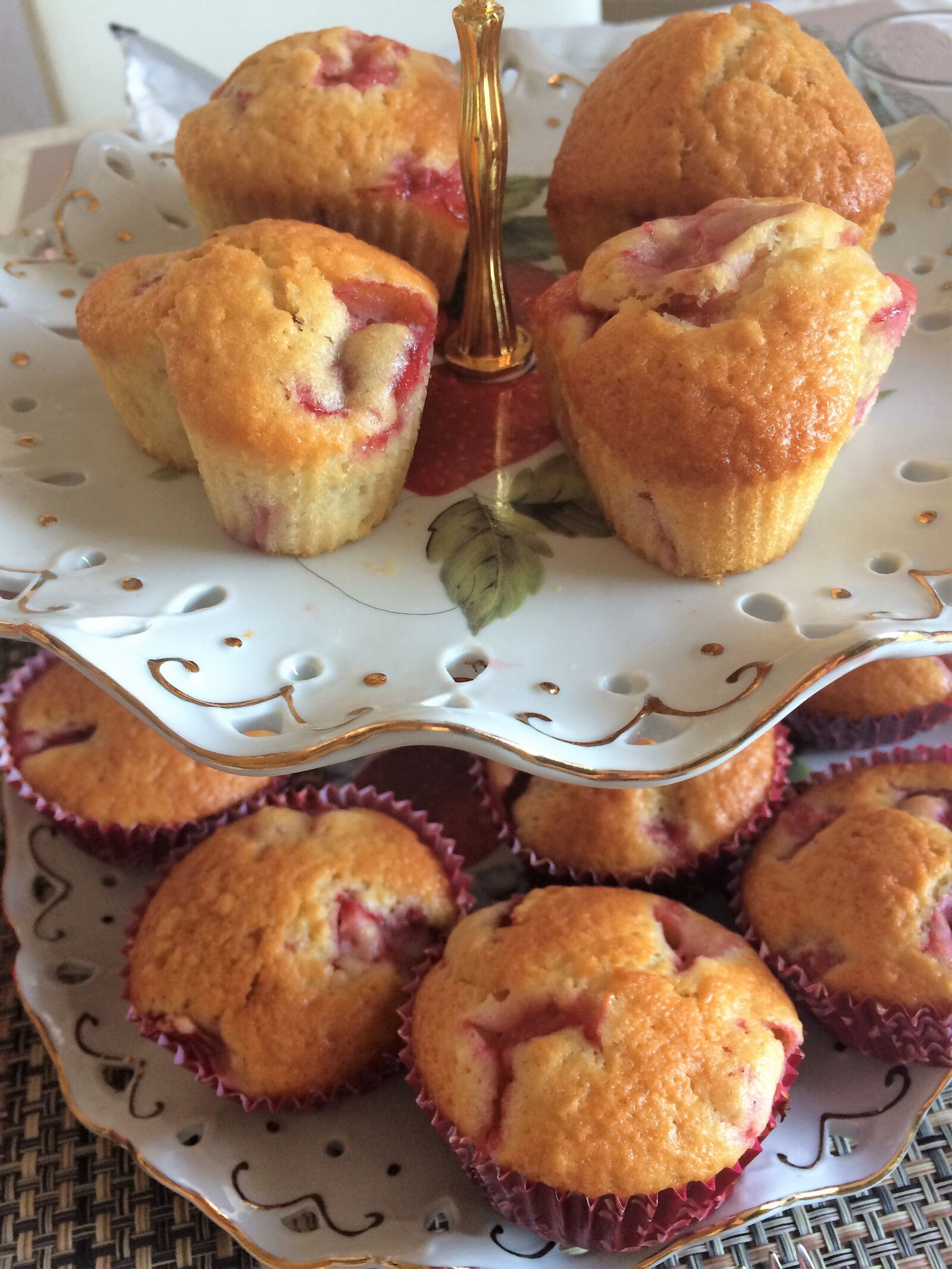 iPhone 5s back camera 4.15mm f/2.2 sample photo. Strawberry muffins, erdbeeren, backen photography