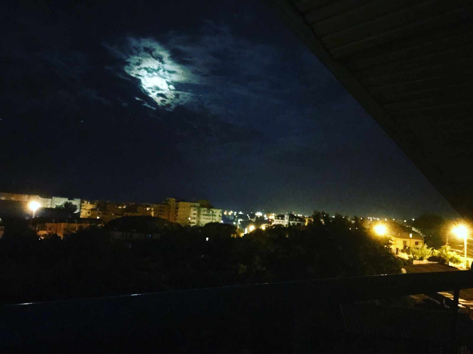 iPhone 7 back camera 3.99mm f/1.8 sample photo. Love, moon, night photography