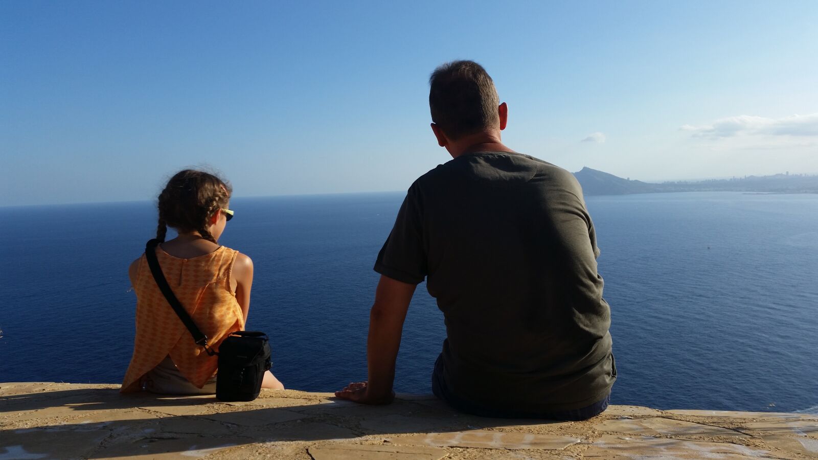 Samsung Galaxy S5 sample photo. Two persons, sit, look photography