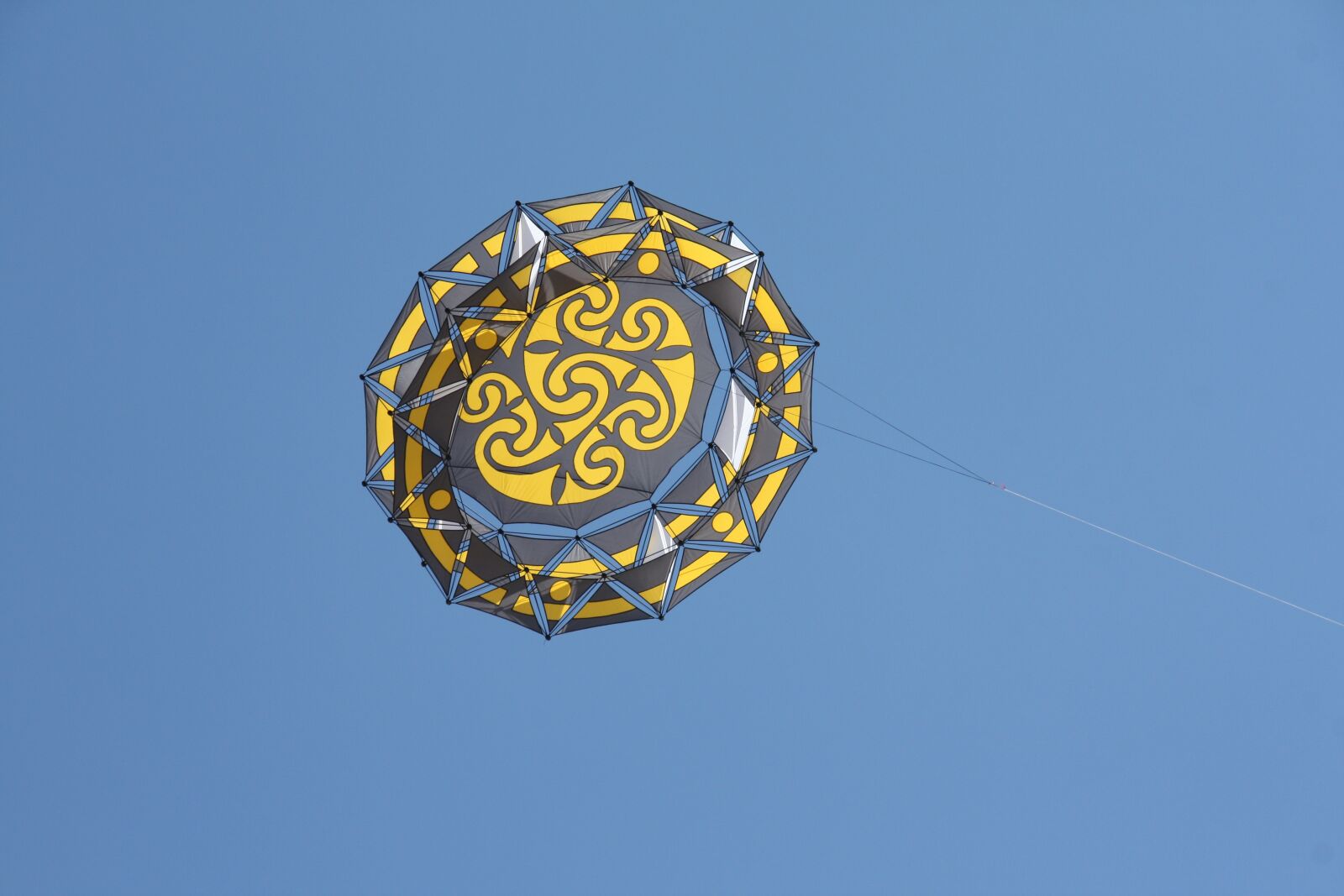 Canon EOS 450D (EOS Rebel XSi / EOS Kiss X2) sample photo. Cassagne wheel, dragons, sky photography