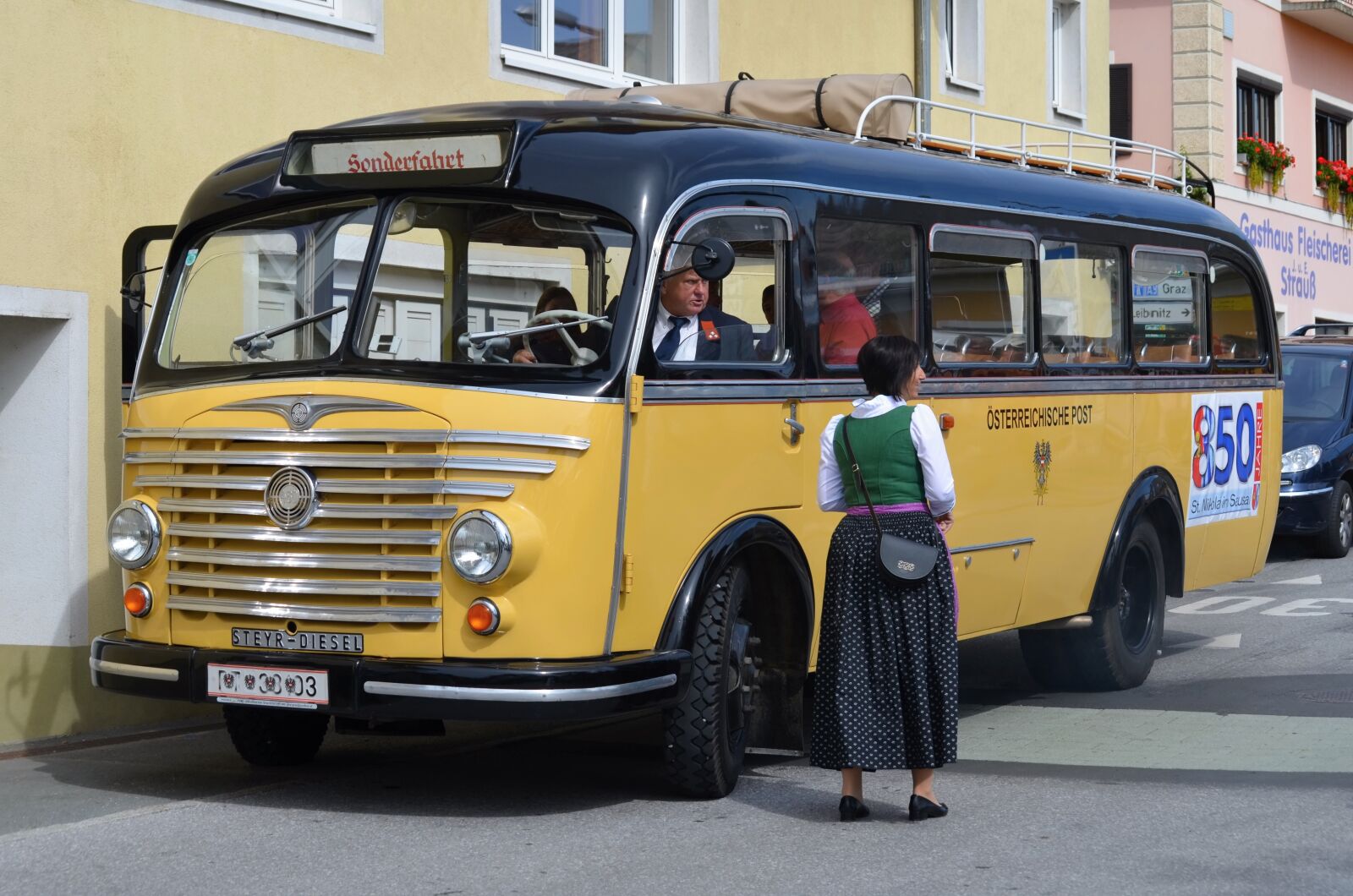 Nikon D5100 sample photo. Old bus, bus, vehicle photography