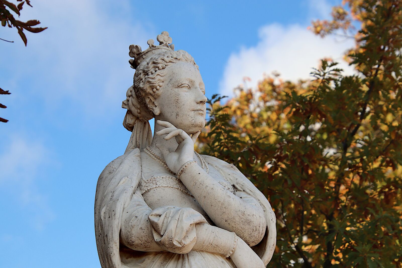 Canon EOS 800D (EOS Rebel T7i / EOS Kiss X9i) sample photo. Statues, stone sculptures, queen photography