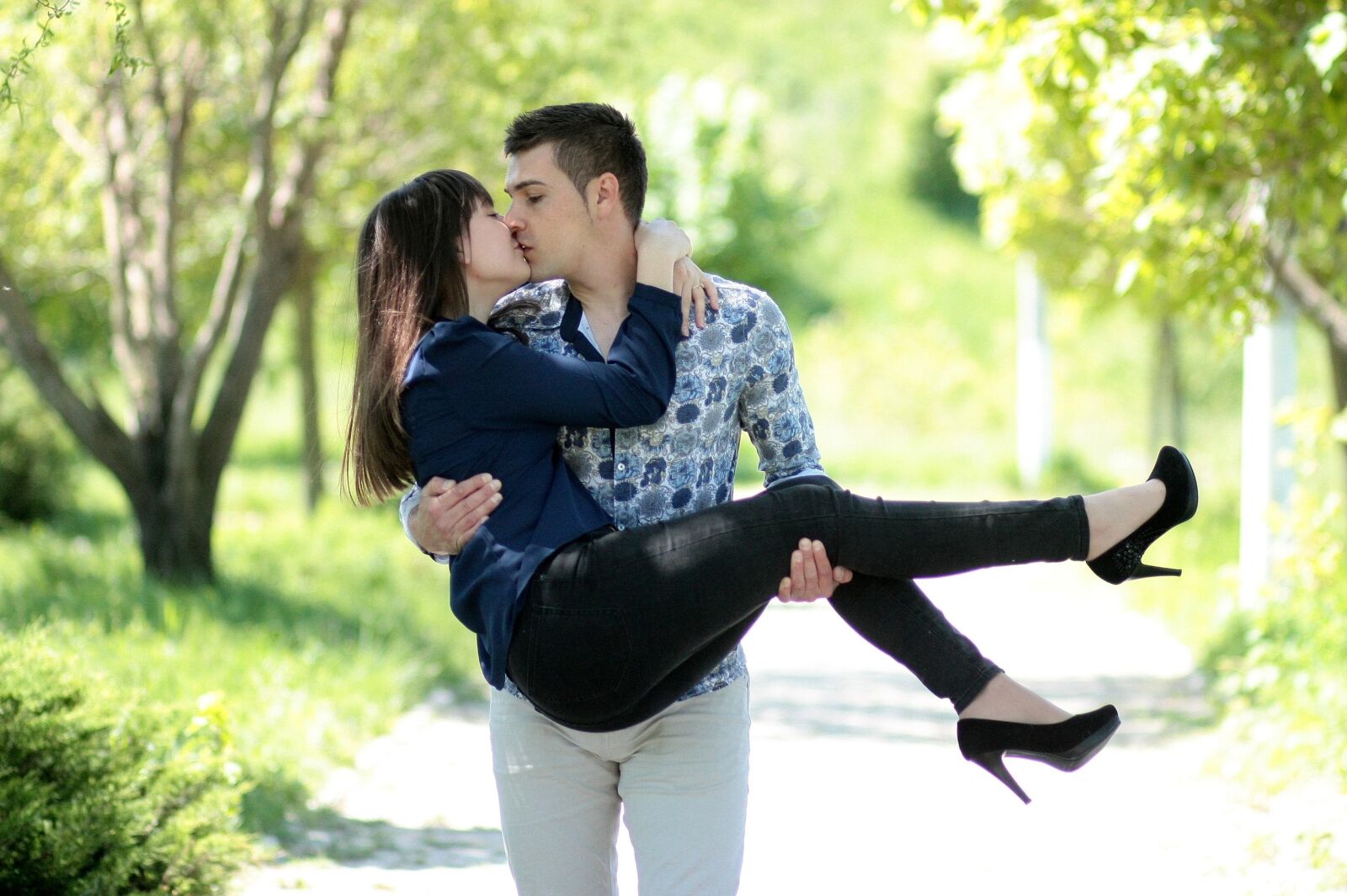 Canon EOS 450D (EOS Rebel XSi / EOS Kiss X2) sample photo. Couple, love, kiss photography