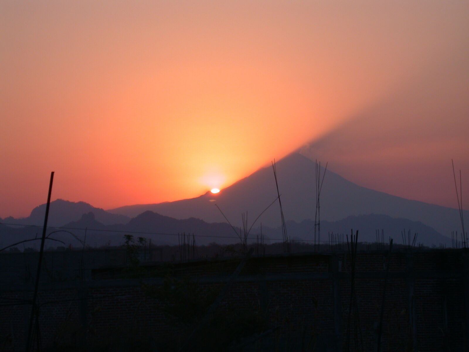 Nikon E995 sample photo. Popocatepetl, dawn, volcano photography