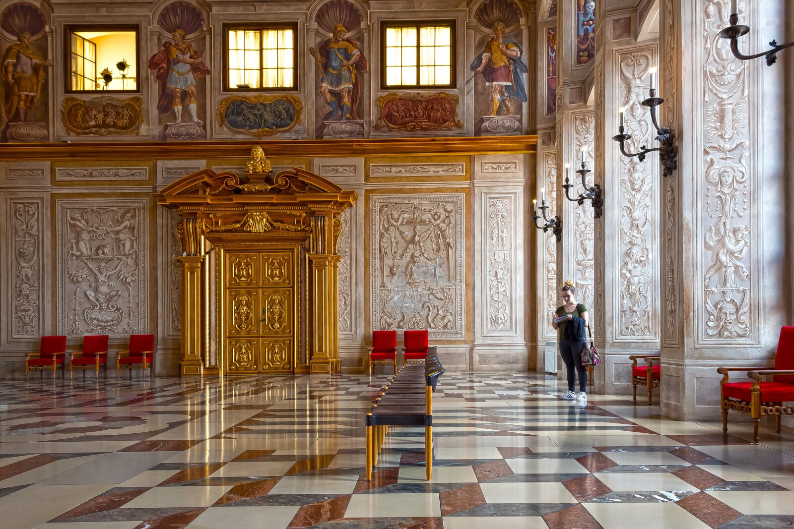 Canon EOS 1300D (EOS Rebel T6 / EOS Kiss X80) sample photo. Golden hall, ceremonial hall photography