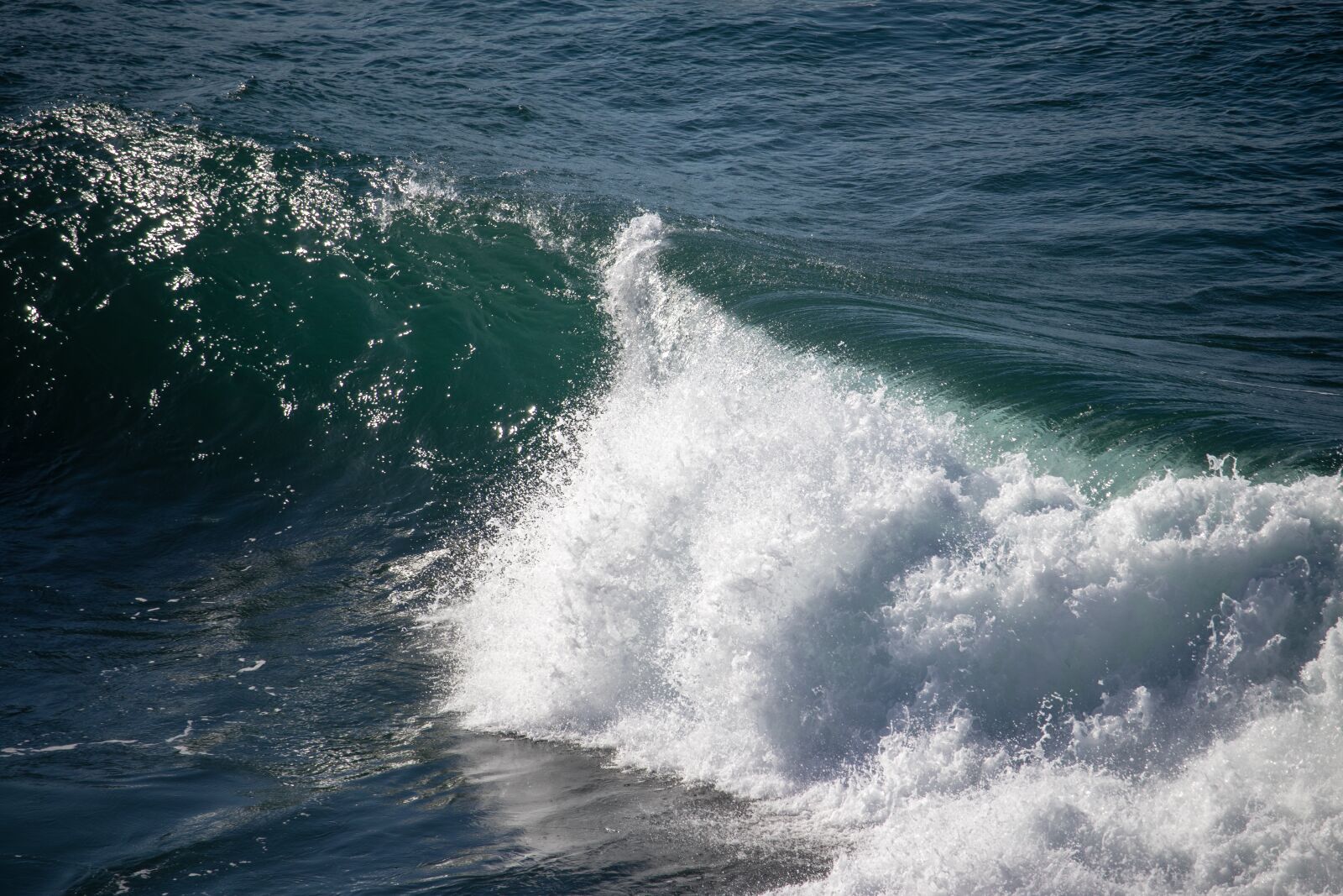 Canon EOS 200D (EOS Rebel SL2 / EOS Kiss X9) sample photo. Wave, breaking, water photography