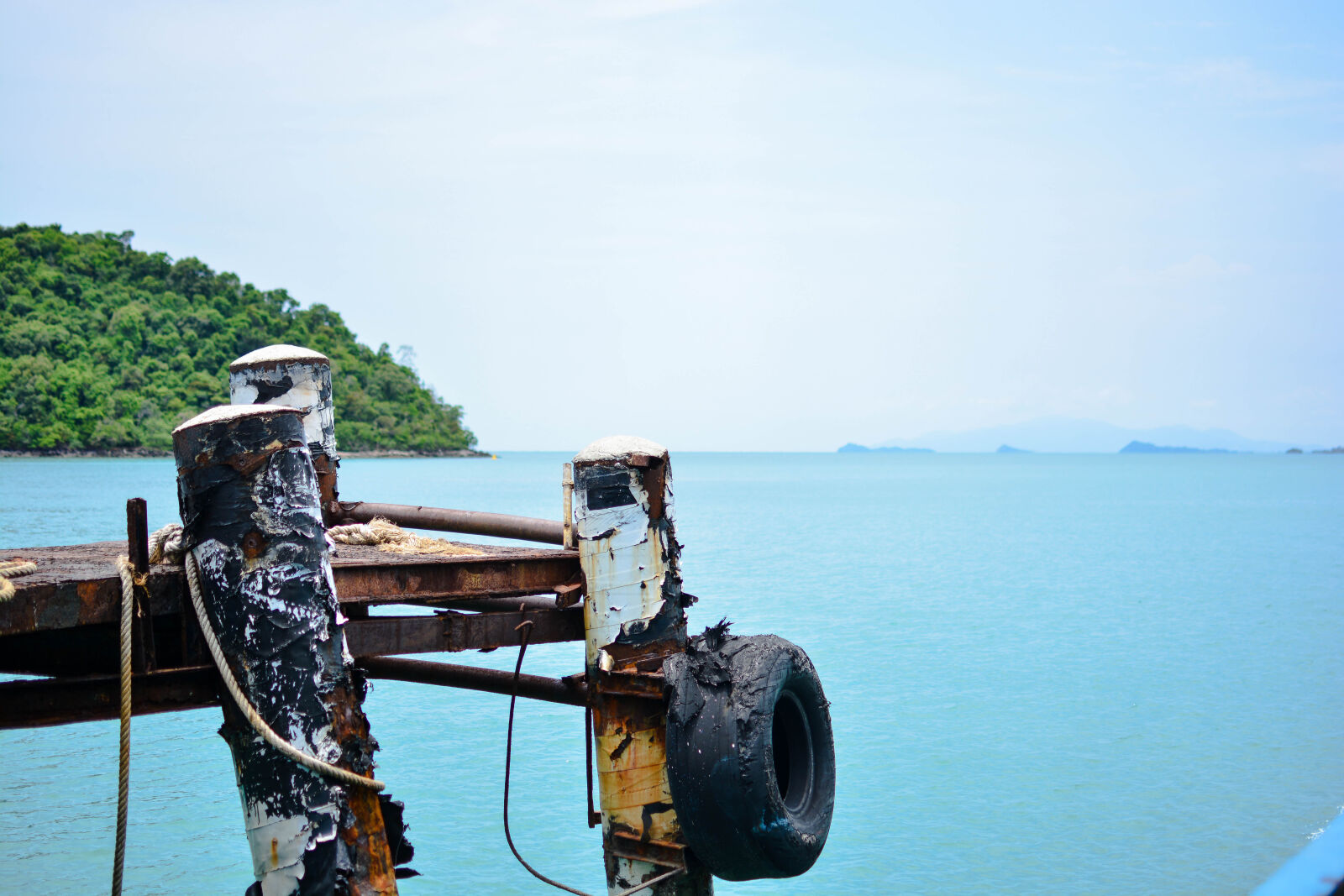 Nikon D5200 + Nikon AF-S DX Nikkor 35mm F1.8G sample photo. Beach, blue, sky, boat photography