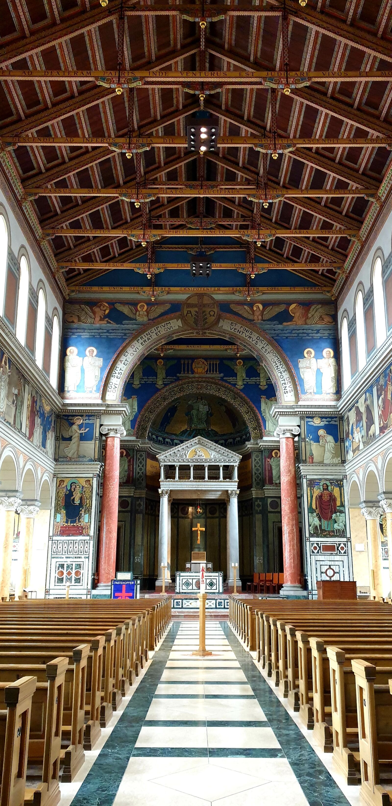 Samsung Galaxy S9 sample photo. Church interior, nave, dear photography