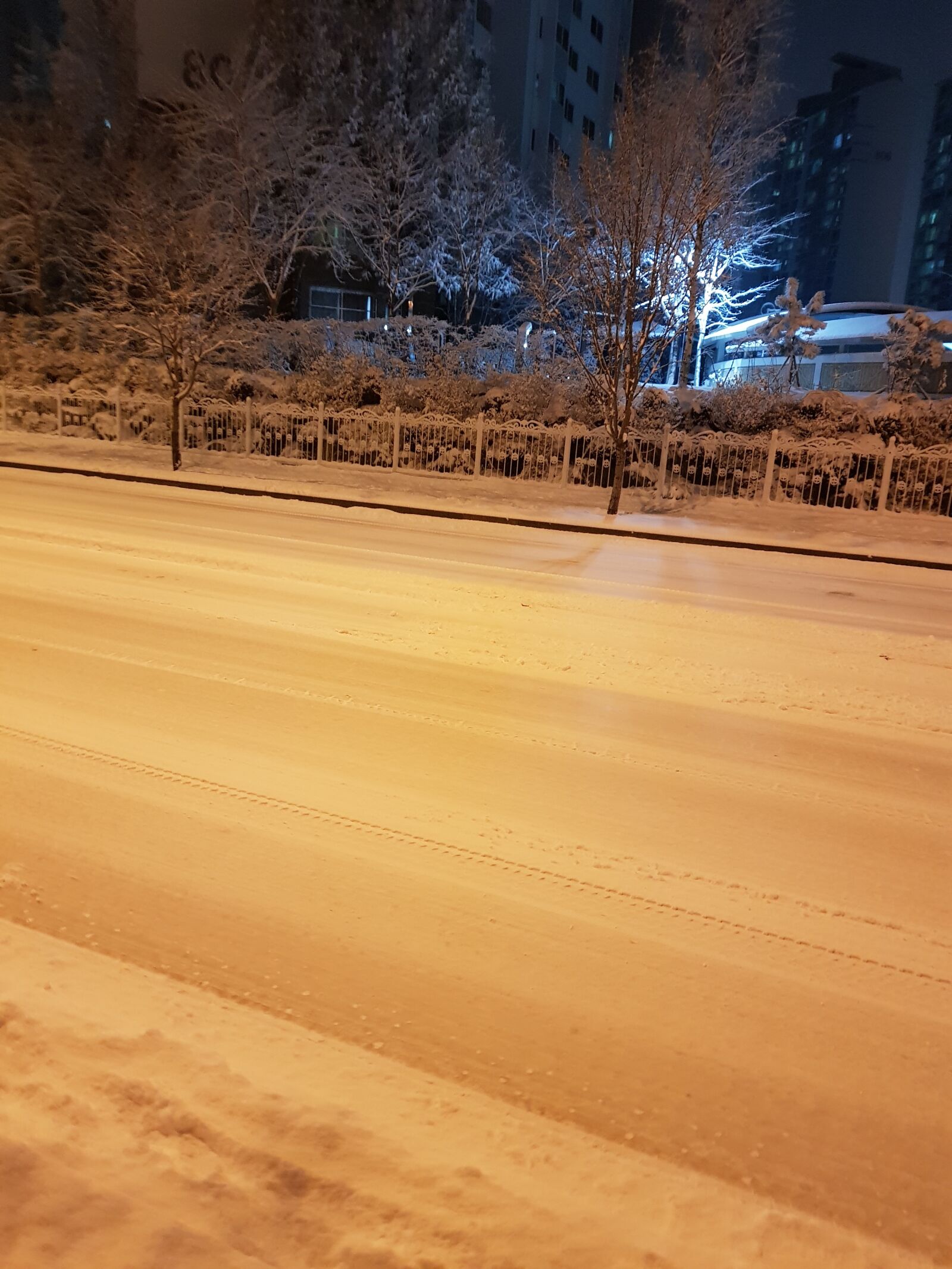 Samsung Galaxy S8 sample photo. Road, snow, night photography