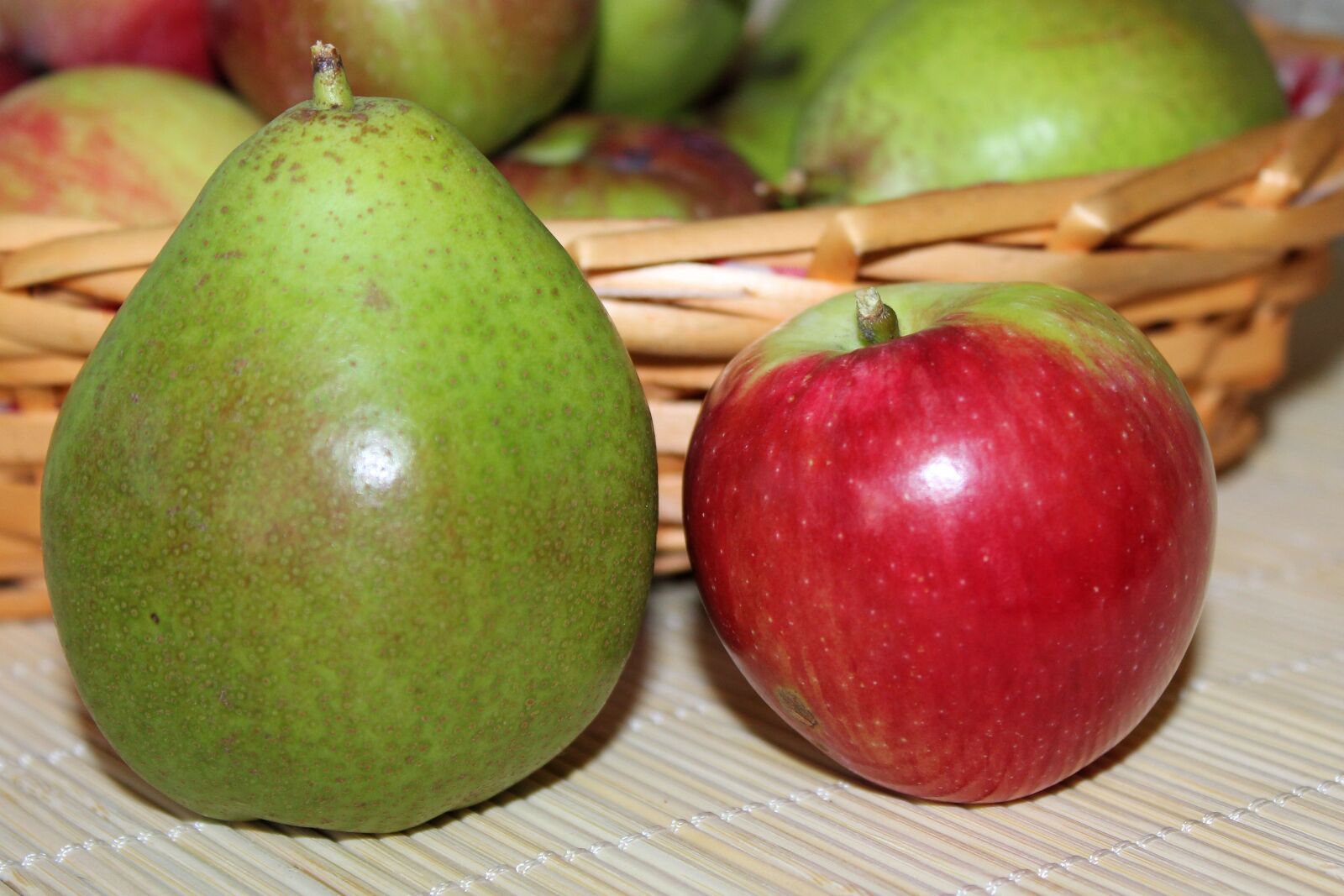 Canon EOS 600D (Rebel EOS T3i / EOS Kiss X5) sample photo. Pear, apple, fruit photography