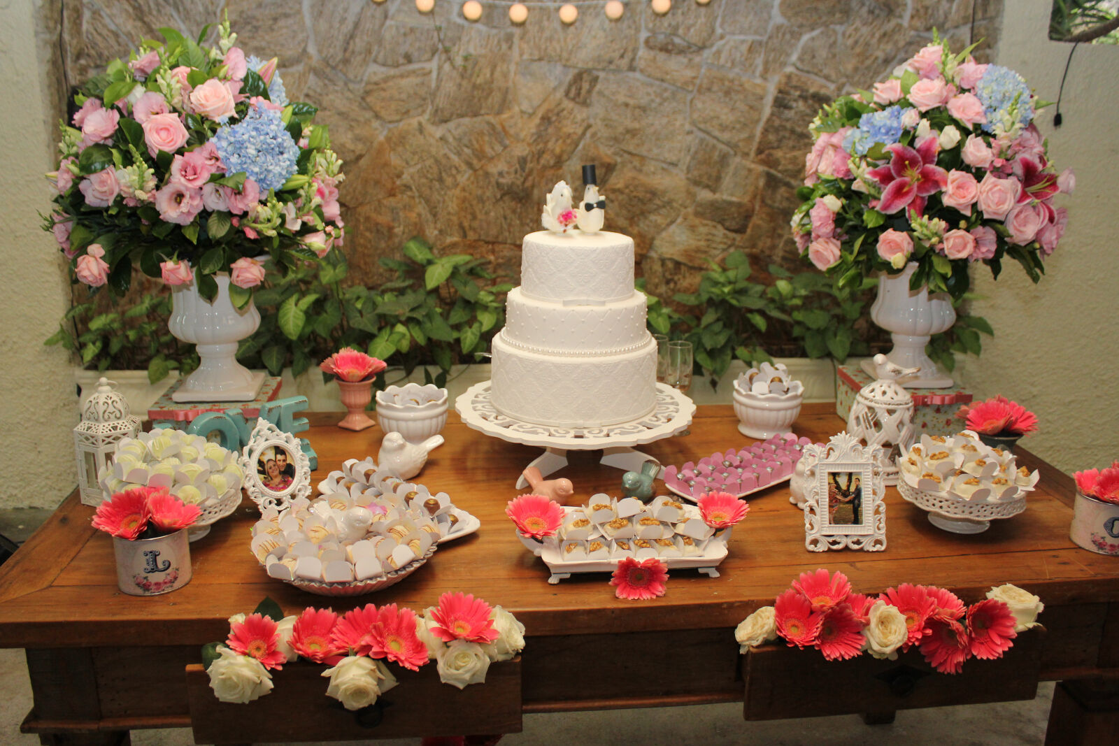 Canon EOS 550D (EOS Rebel T2i / EOS Kiss X4) sample photo. Artificial, flowers, beach, wedding photography