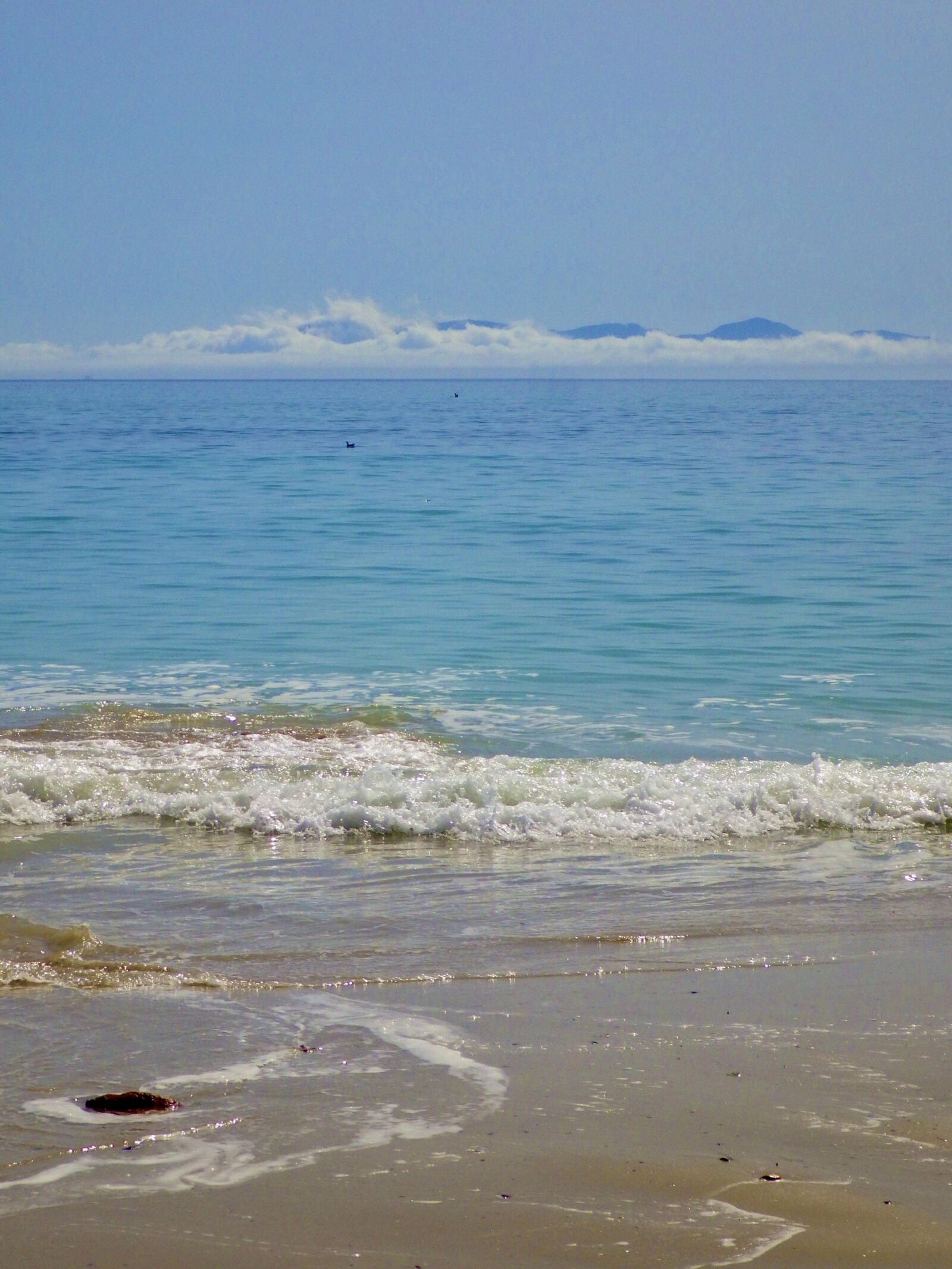 Ricoh WG-4 sample photo. Beach, sea, distant mountains photography