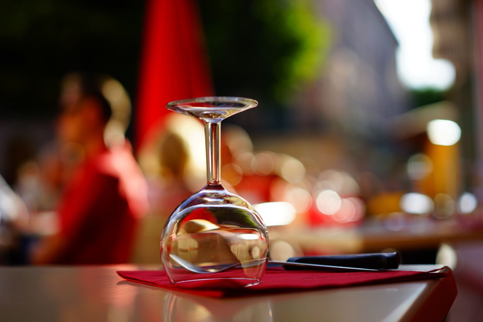 Sony a7 + Sony Sonnar T* FE 55mm F1.8 ZA sample photo. Table, covered, glass photography