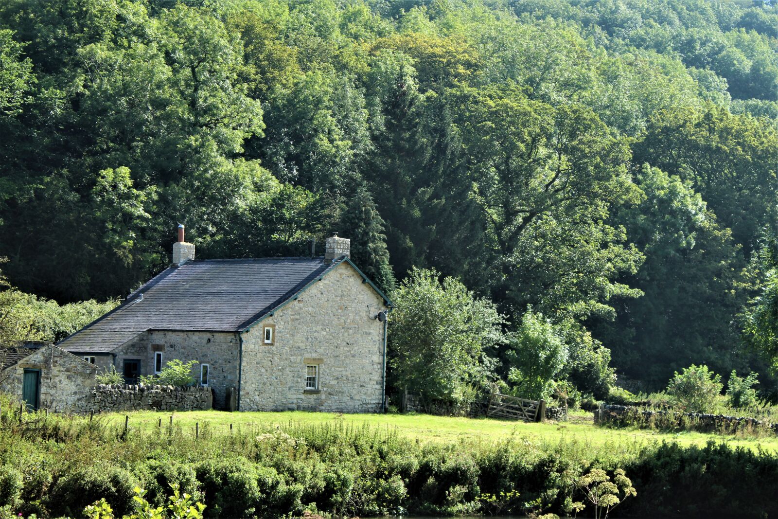 Canon EOS 4000D (EOS Rebel T100 / EOS 3000D) sample photo. Building, farm house, architecture photography
