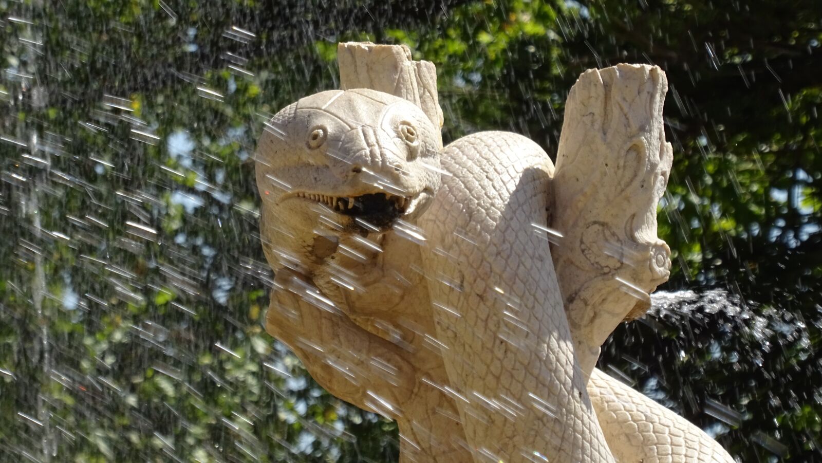 Sony DSC-HX60 sample photo. Snake, fountain, architecture photography
