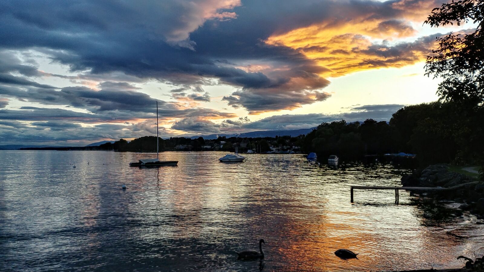 LG G6 sample photo. Sunset, lake, boats photography
