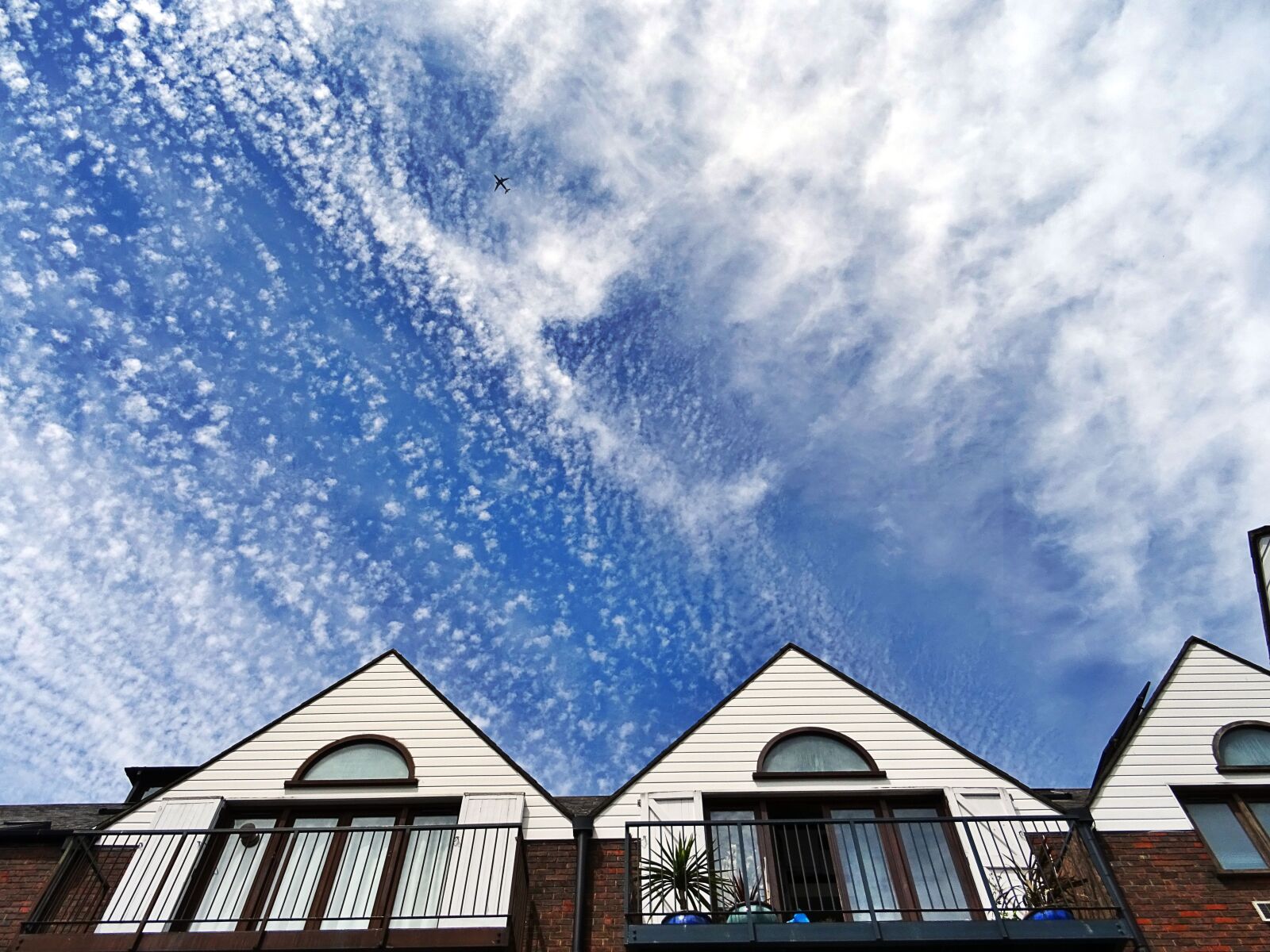 Sony DSC-HX60 sample photo. Apartments, balcony, clouds, houses photography