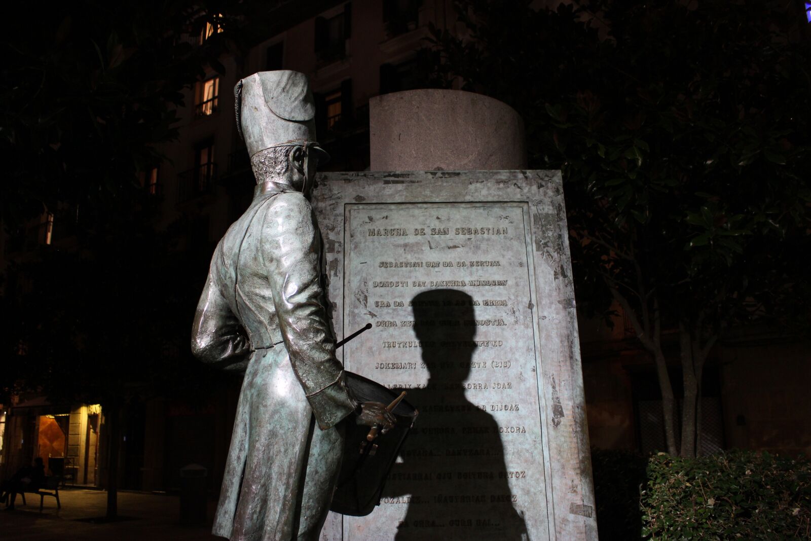 Canon EOS 600D (Rebel EOS T3i / EOS Kiss X5) sample photo. Soldier, tag, statue photography