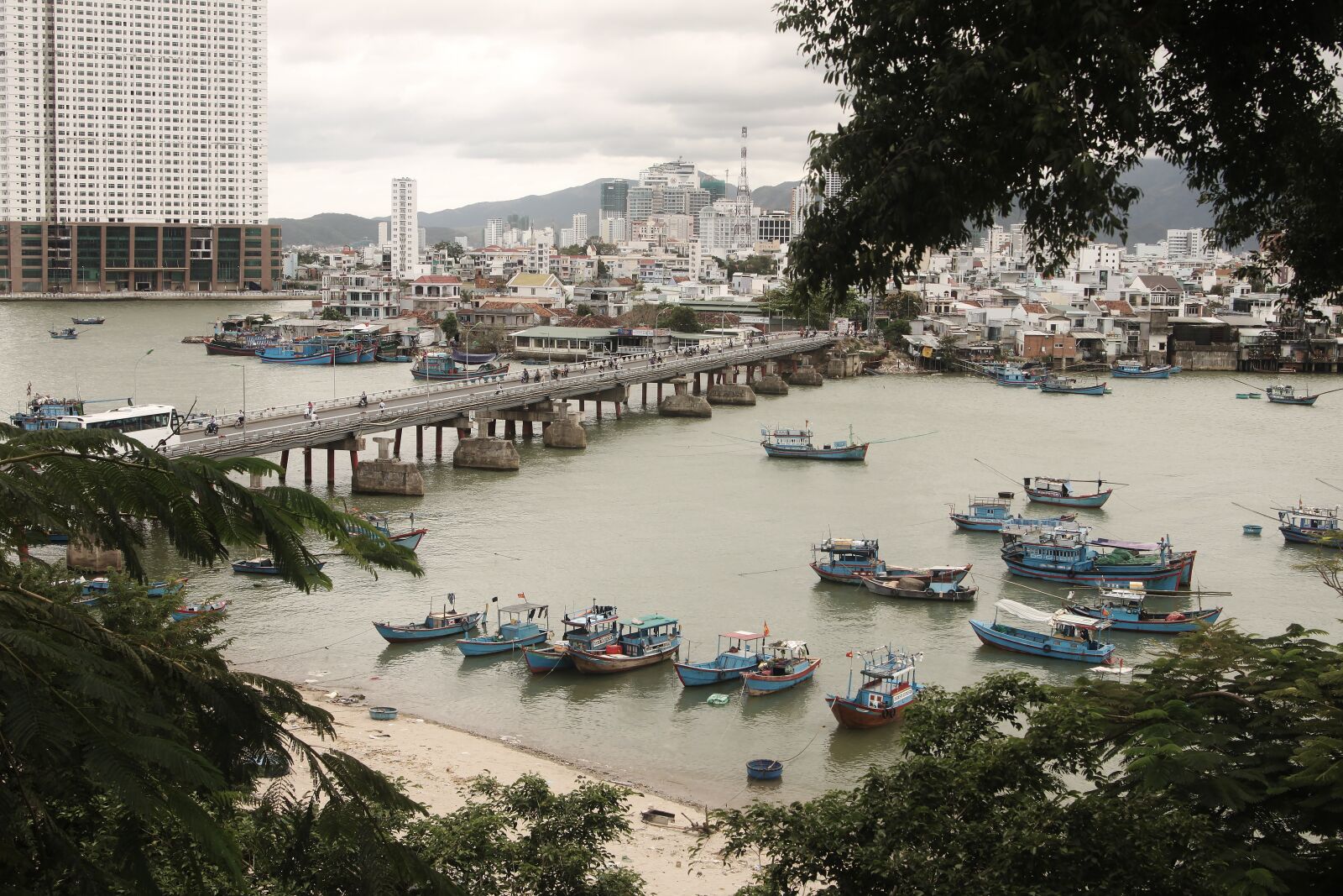 Canon EOS 500D (EOS Rebel T1i / EOS Kiss X3) sample photo. Vietnam, journey, boat photography