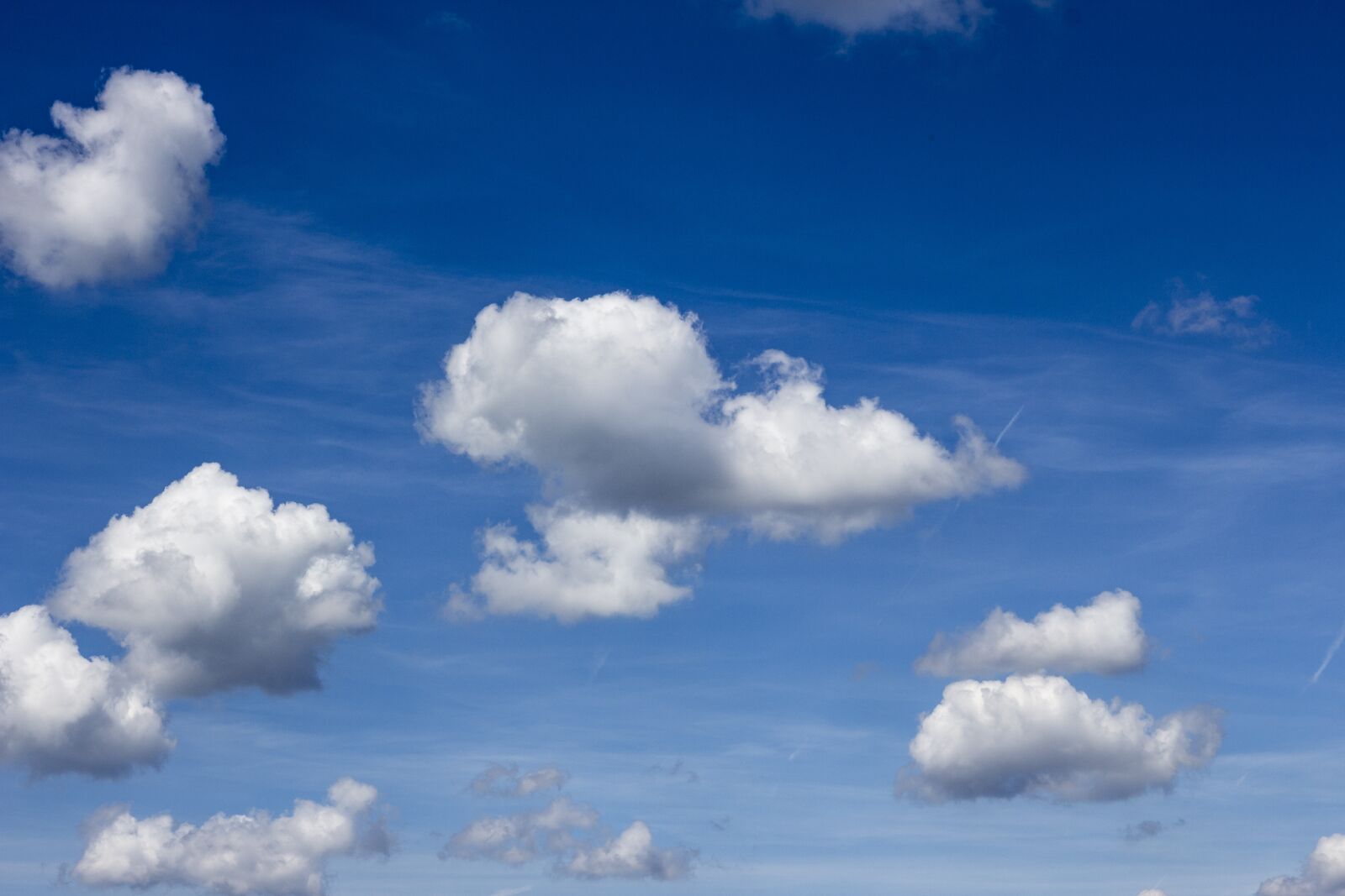Canon EOS 700D (EOS Rebel T5i / EOS Kiss X7i) + Canon EF 50mm F1.8 II sample photo. Clouds, clouded sky, clouds photography