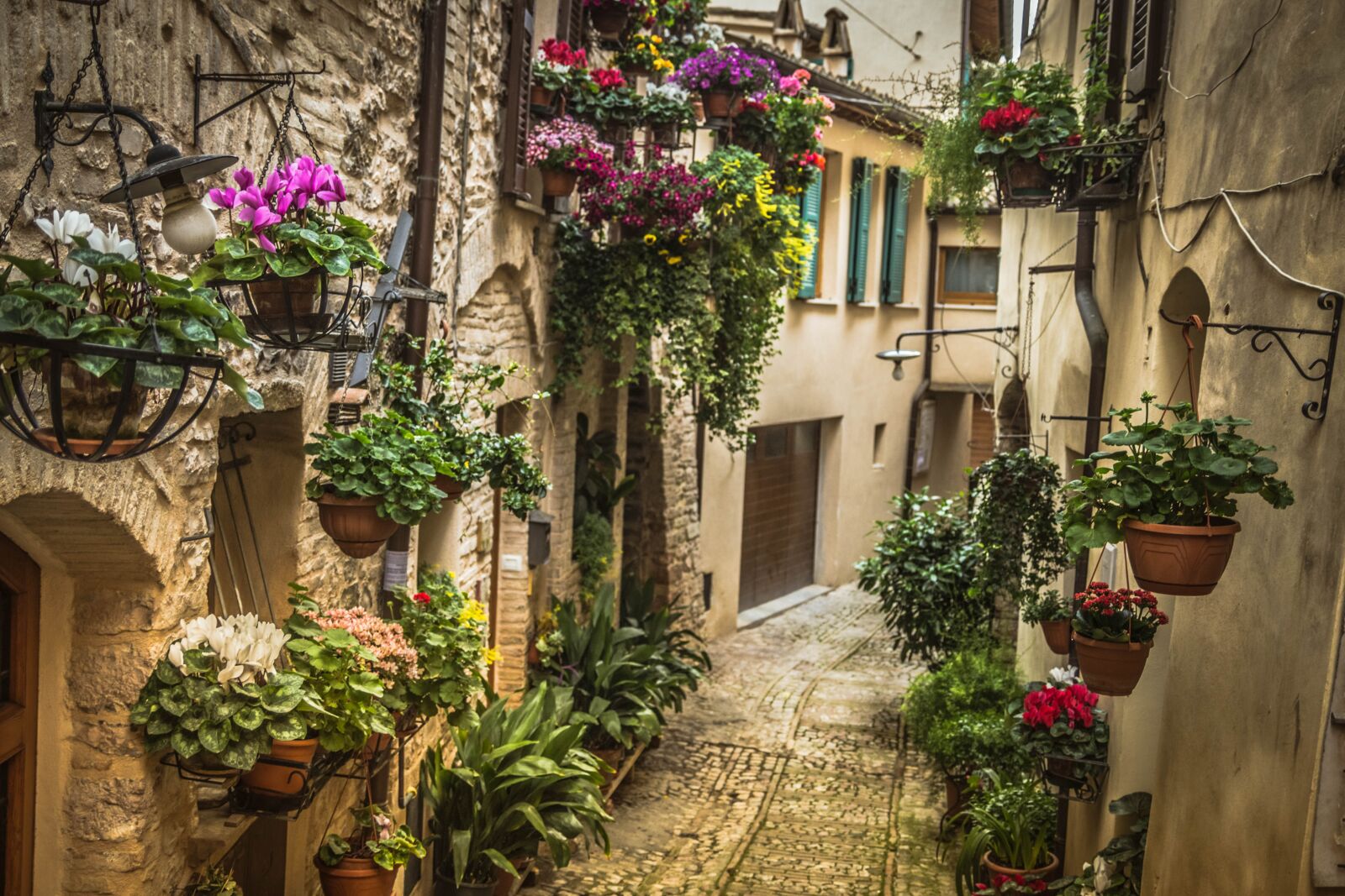 Tamron SP AF 17-50mm F2.8 XR Di II LD Aspherical (IF) sample photo. Umbria, italy, alley photography