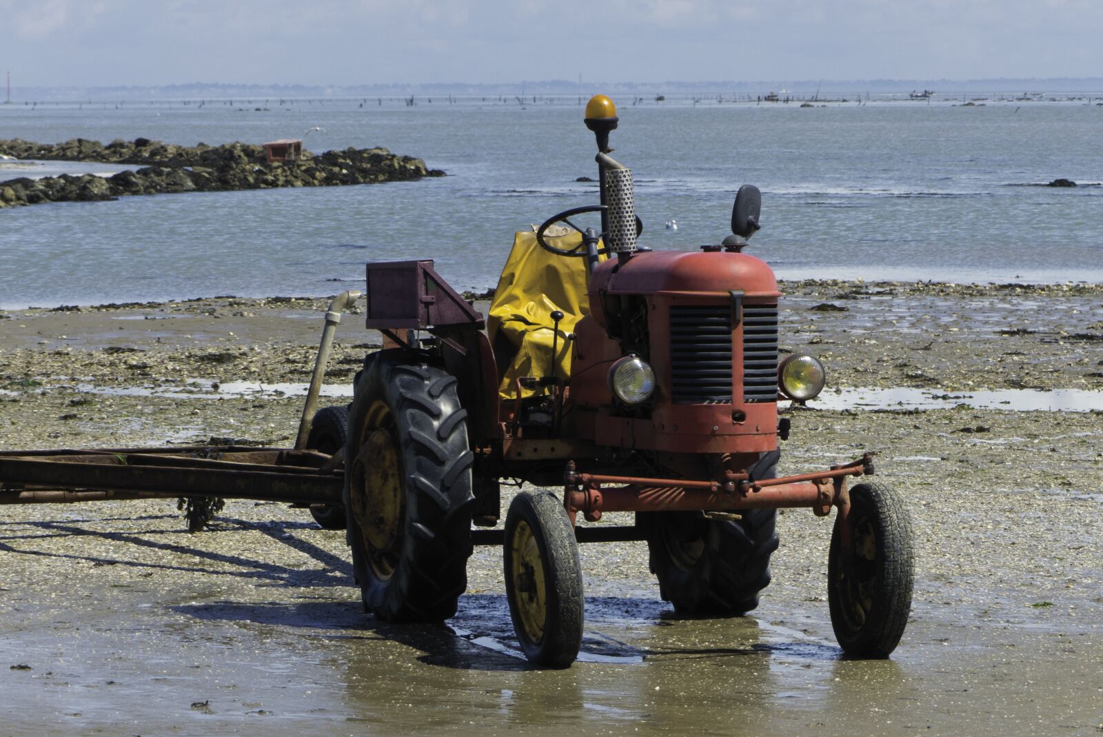 Panasonic Lumix DMC-FZ200 sample photo. Tractor, tide-low, noirmoutier photography