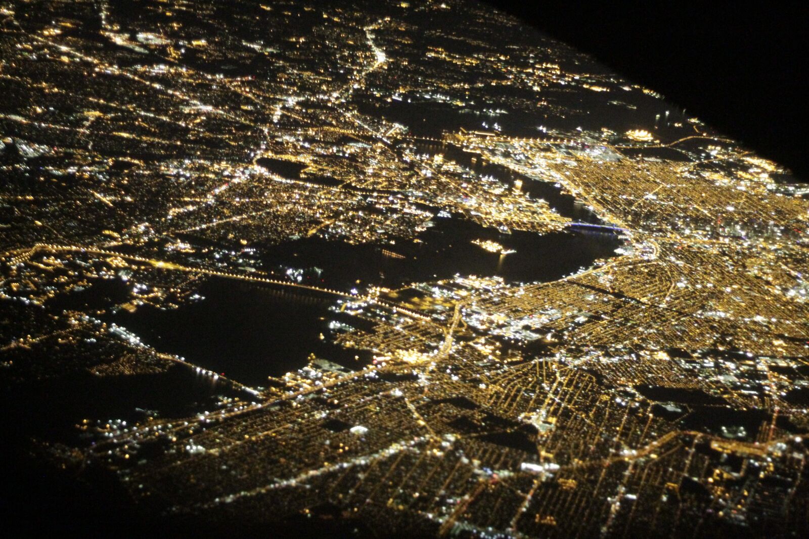 Canon EOS 1100D (EOS Rebel T3 / EOS Kiss X50) + Canon EF 50mm F1.8 II sample photo. New york, flight, night photography