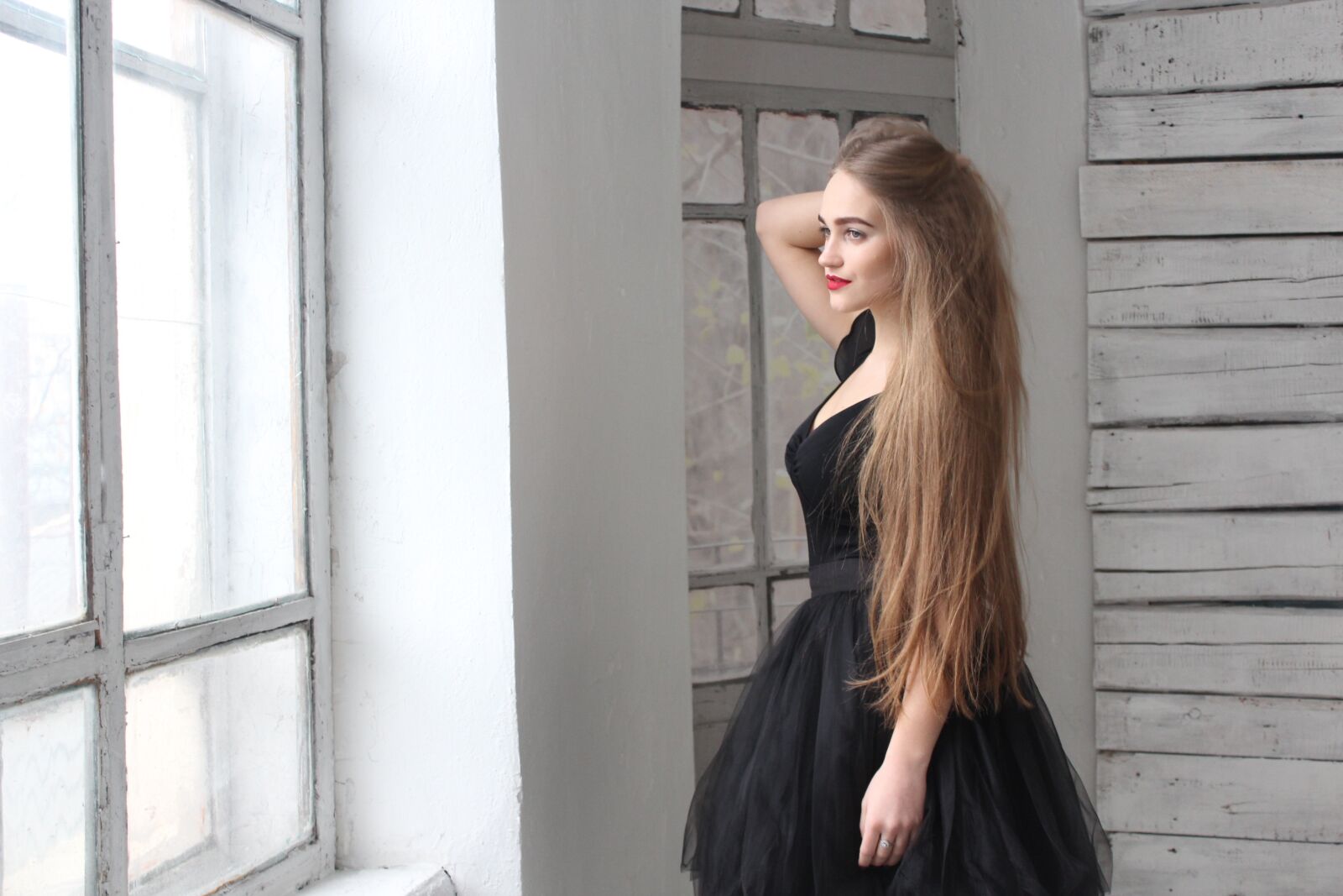 Canon EOS 1200D (EOS Rebel T5 / EOS Kiss X70 / EOS Hi) sample photo. Girl, white hall, thoughtfulness photography