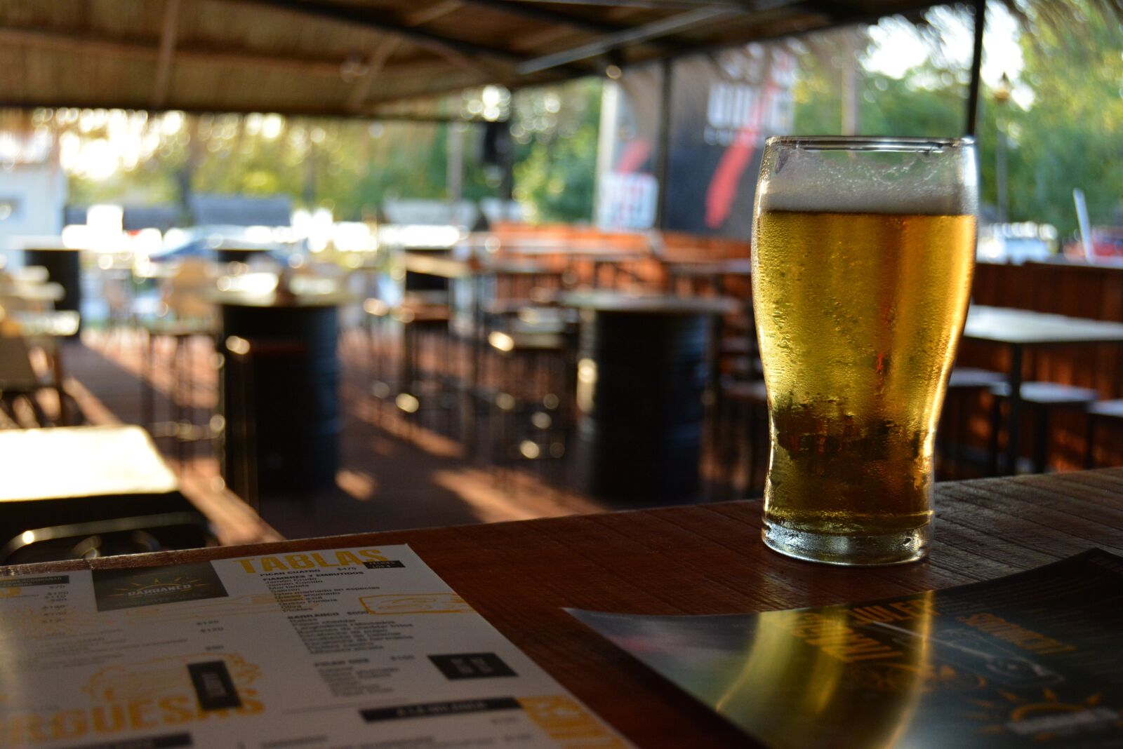 Nikon D5200 sample photo. Cerveza, dia, bar photography