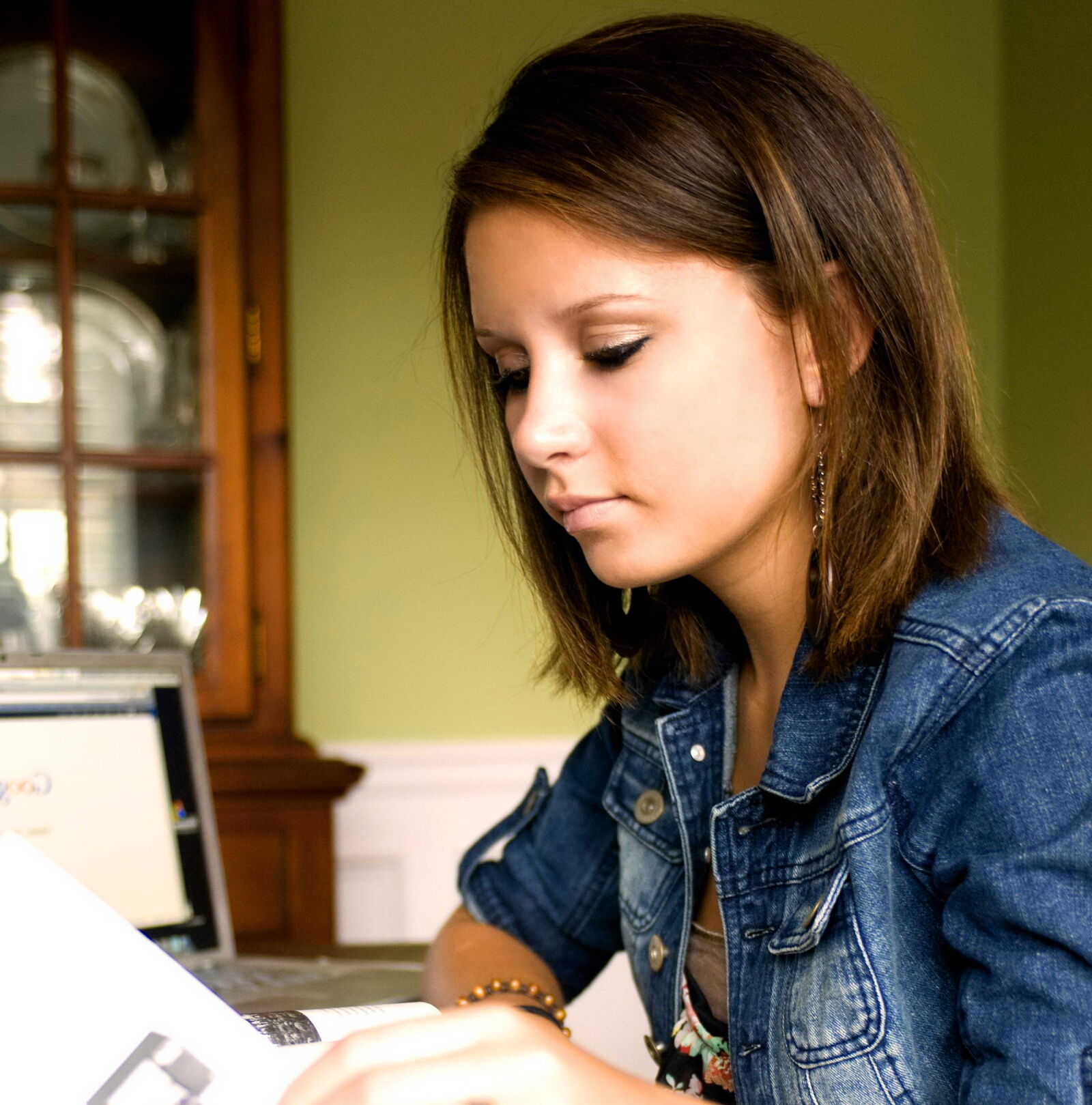 Nikon D300 sample photo. Teenage girl, reading, book photography