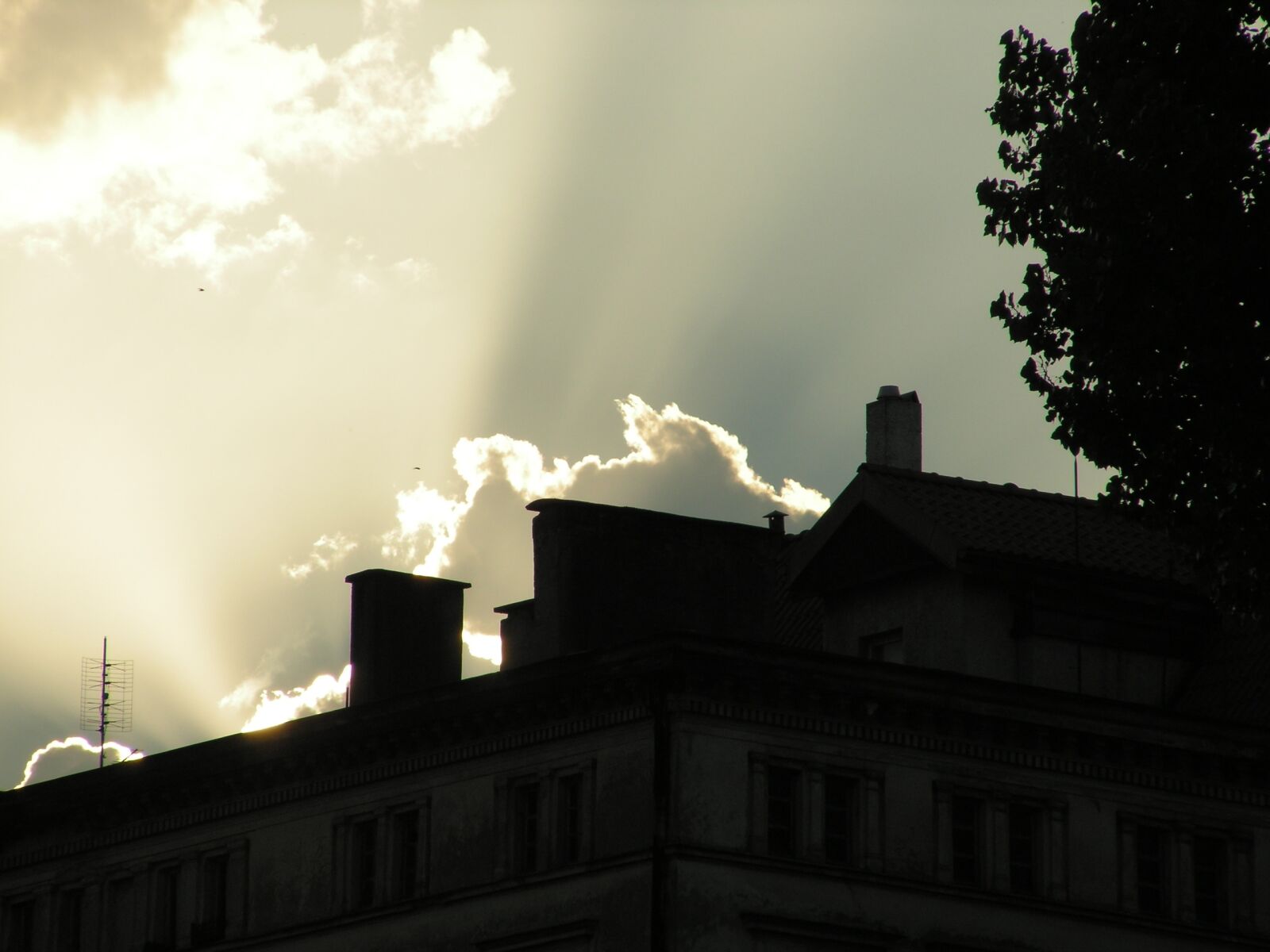KONICA MINOLTA DiMAGE Z20 sample photo. The roofs, the clouds photography