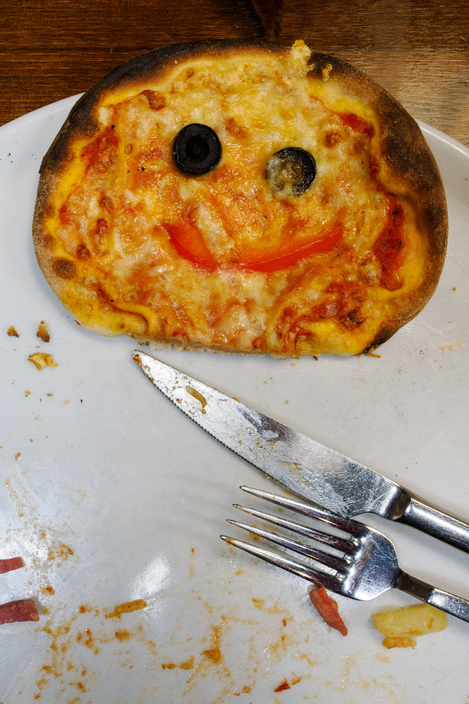 OM System OM-1 Mark II sample photo. Happy children pizza photography