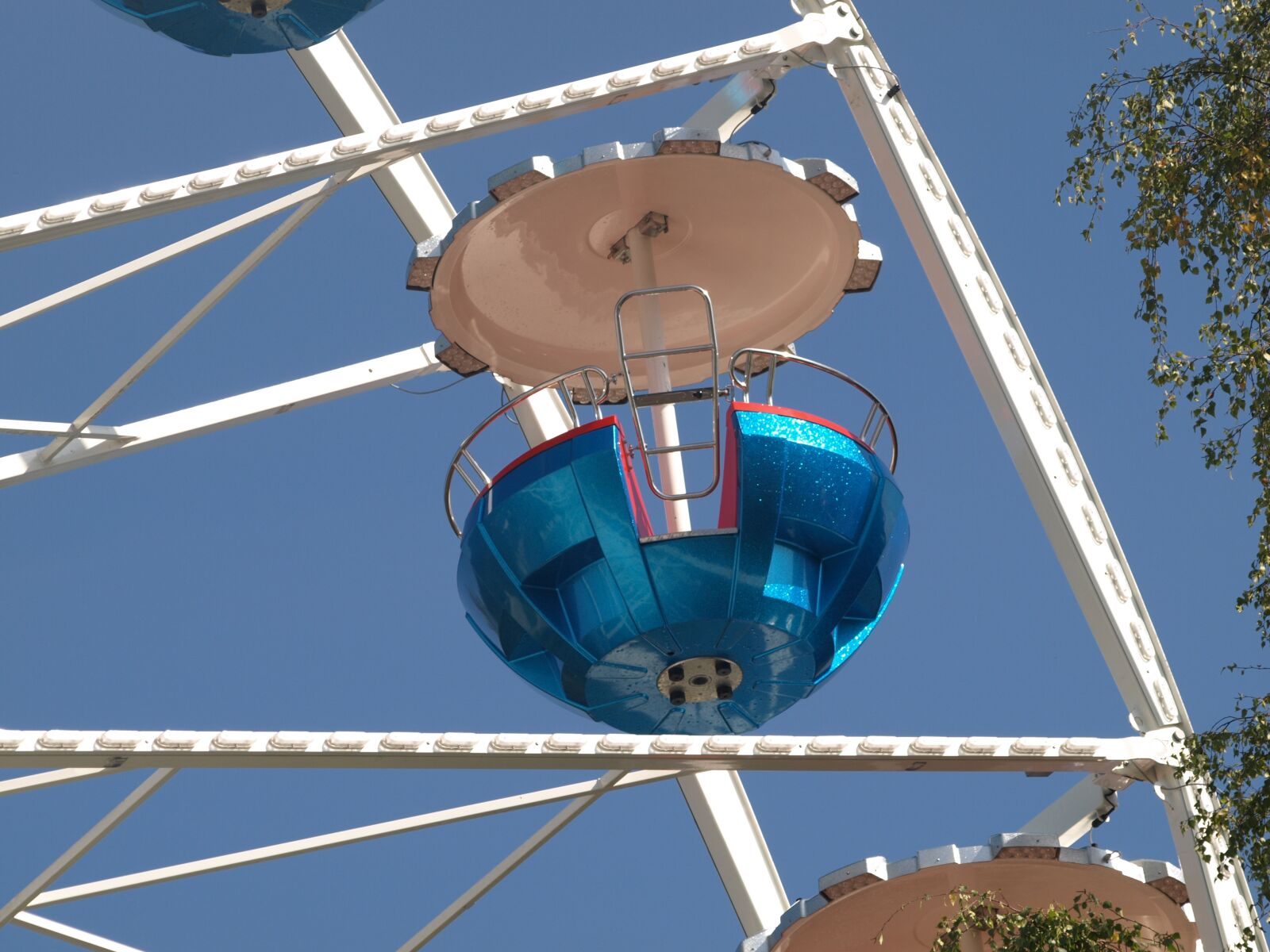 Olympus E-510 (EVOLT E-510) sample photo. Ferris wheel, gondola, fair photography