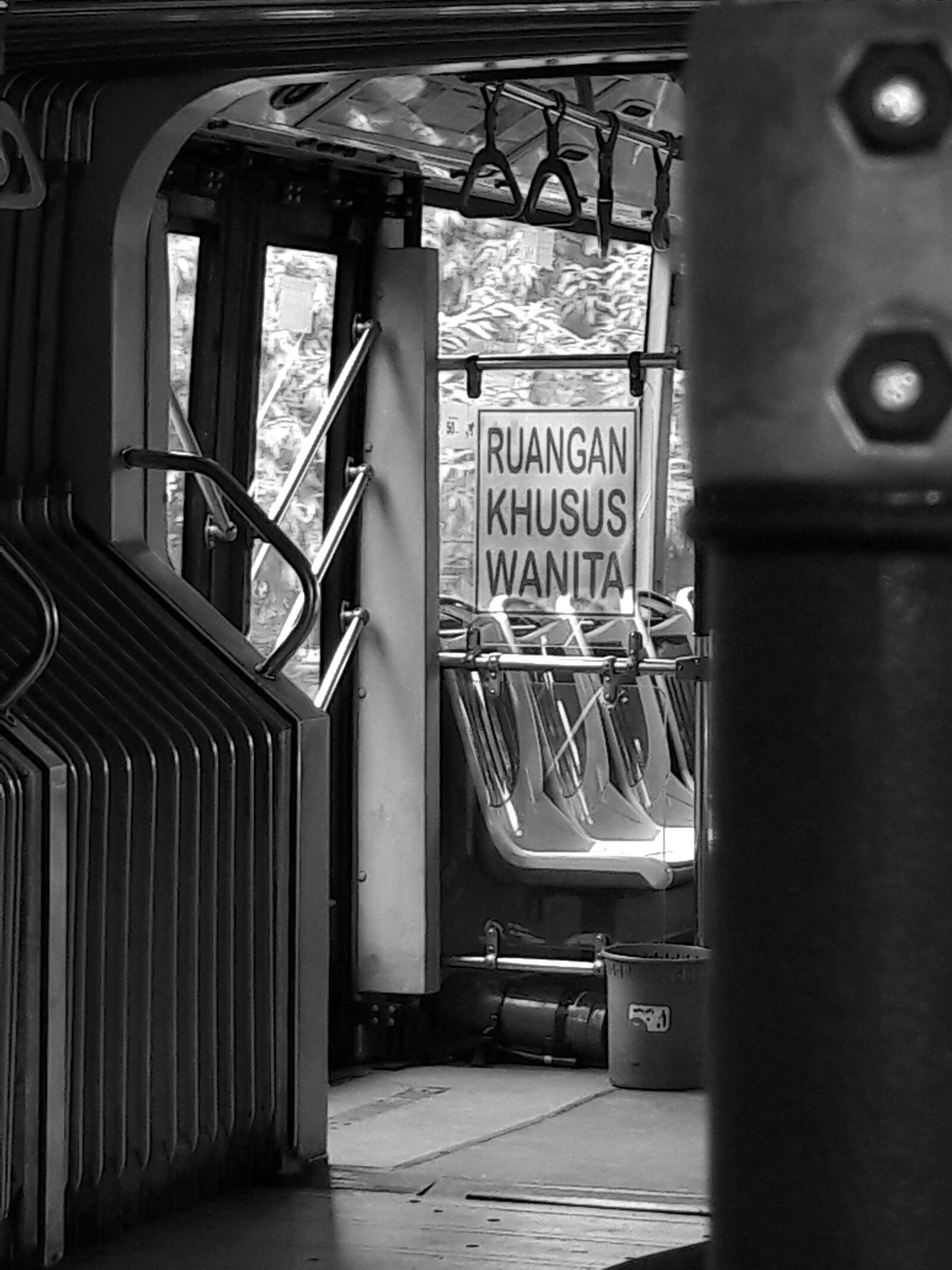 Samsung Galaxy A5(2016) sample photo. Bus, transportation, public photography