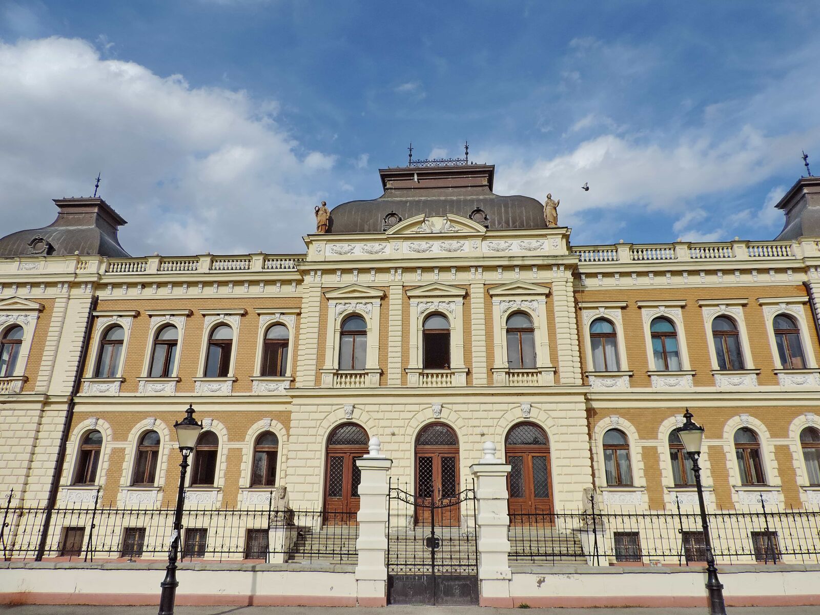 Nikon Coolpix P520 sample photo. Architectural style, facade, palace photography