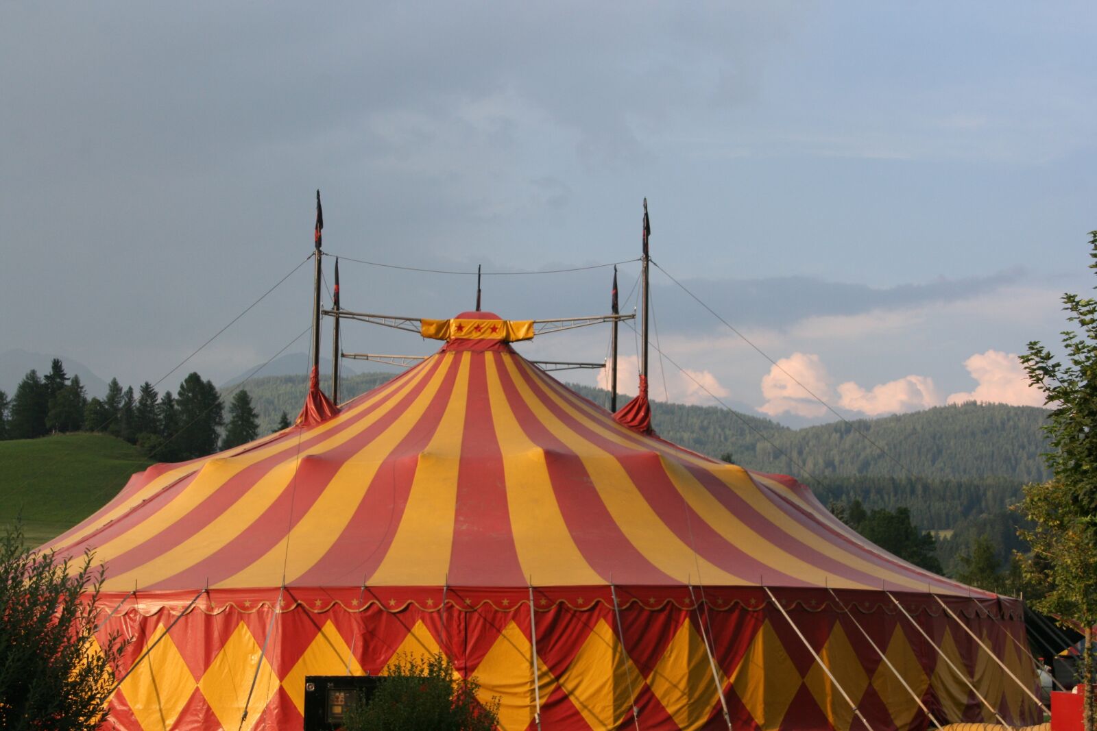 Canon EOS 400D (EOS Digital Rebel XTi / EOS Kiss Digital X) sample photo. Circus tent, circus, tent photography