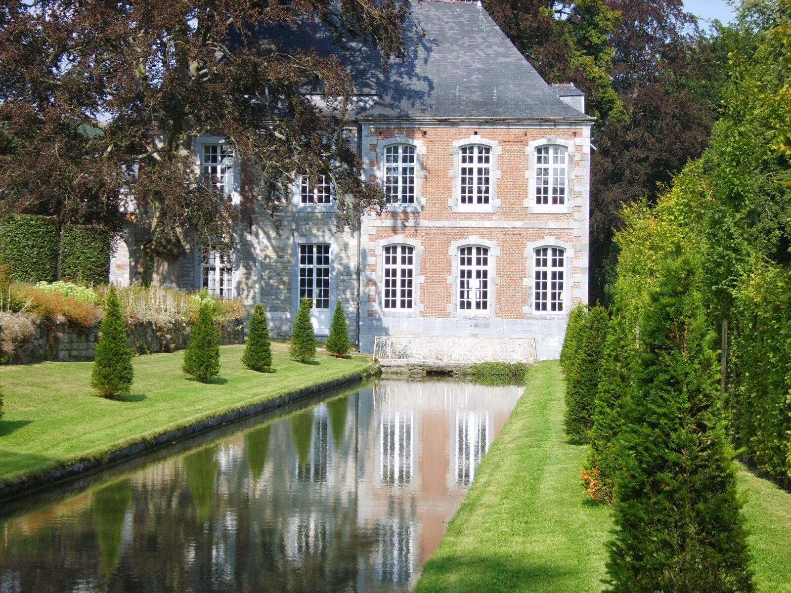 Samsung Digimax S830 / Kenox S830 sample photo. Castle, green, landscape photography