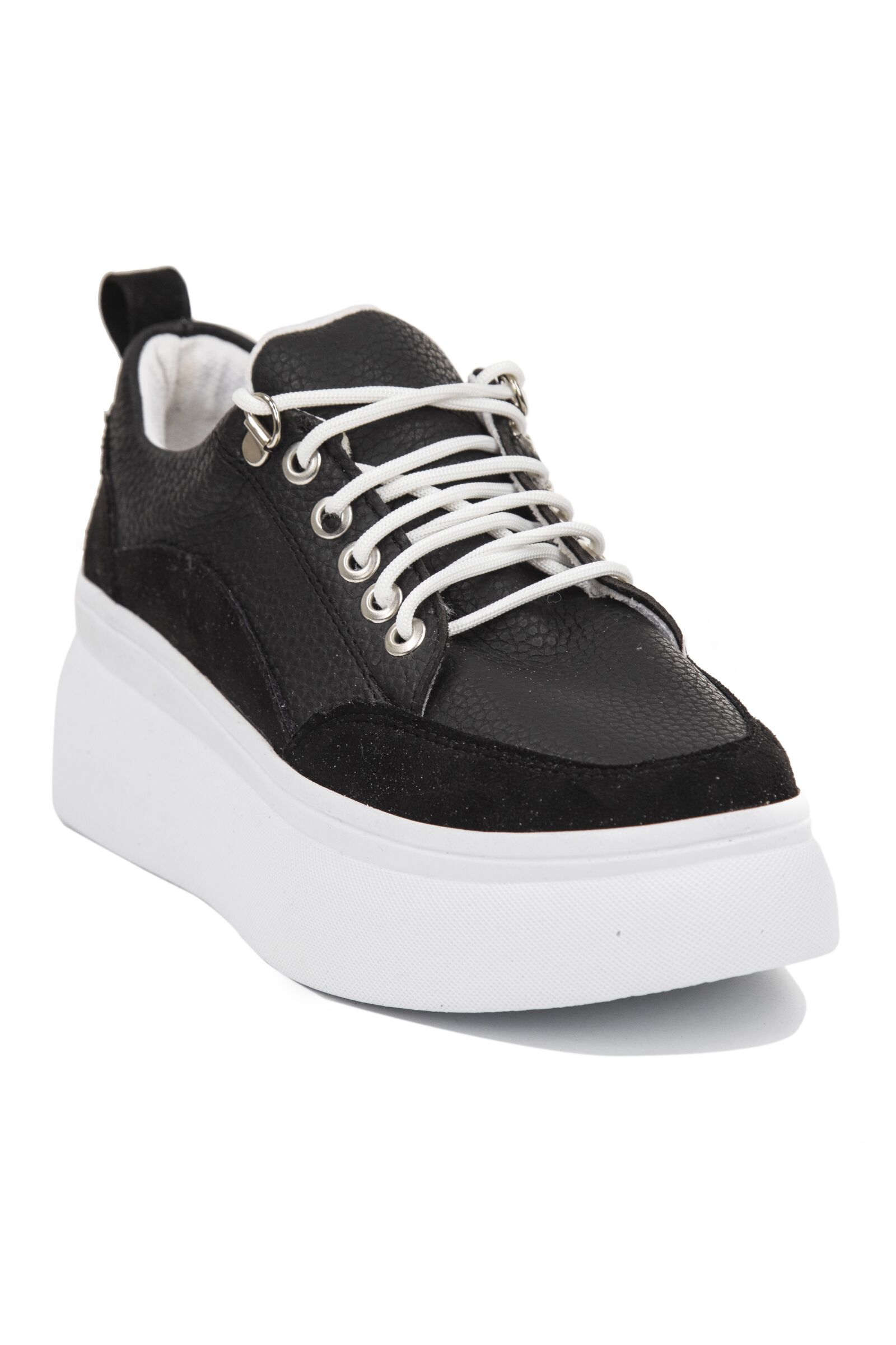 Canon EOS 5D Mark IV sample photo. Shoes, foot, daily photography