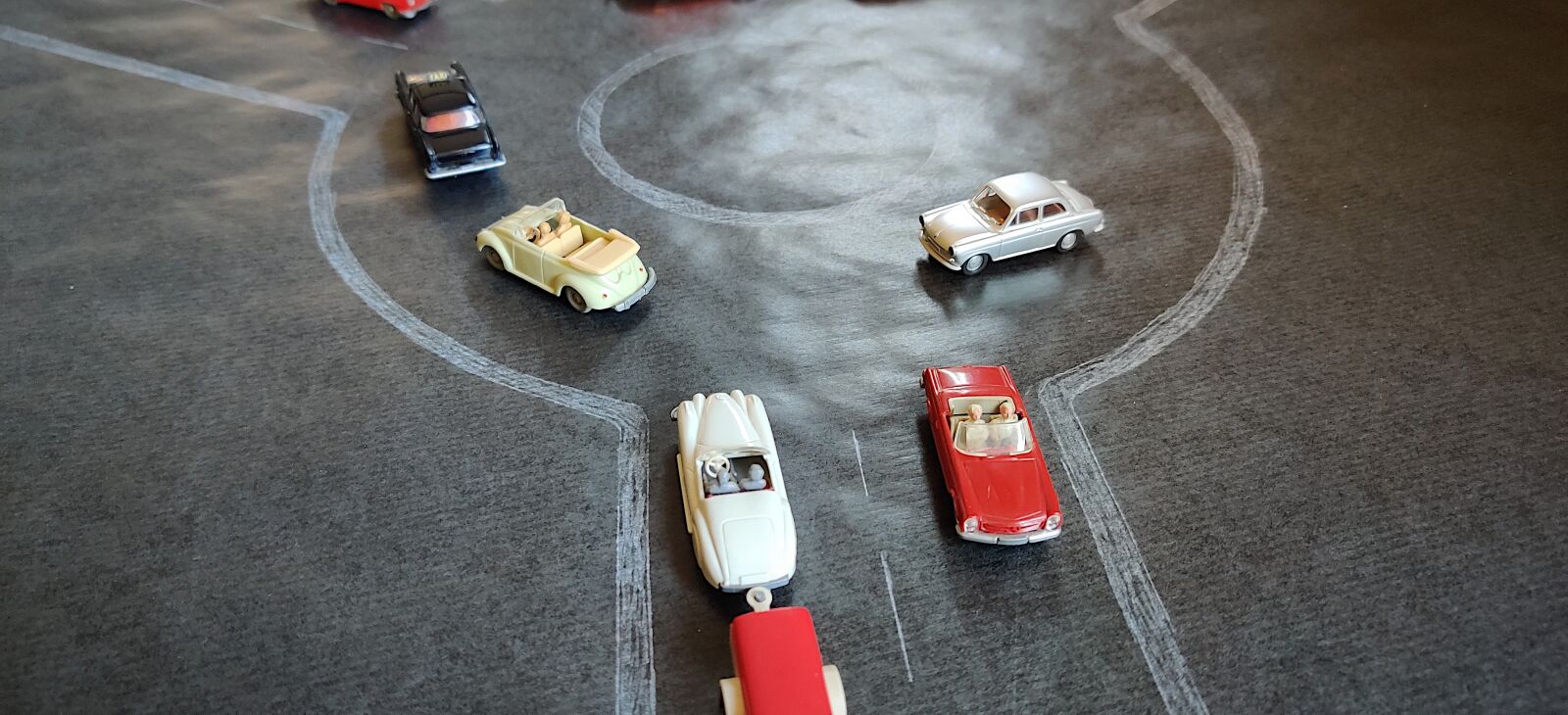 OnePlus GM1913 sample photo. Miniature, left traffic, roundabout photography