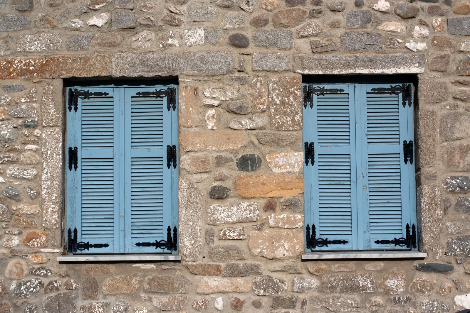 Canon EOS 350D (EOS Digital Rebel XT / EOS Kiss Digital N) sample photo. Architecture, windows, cover photography