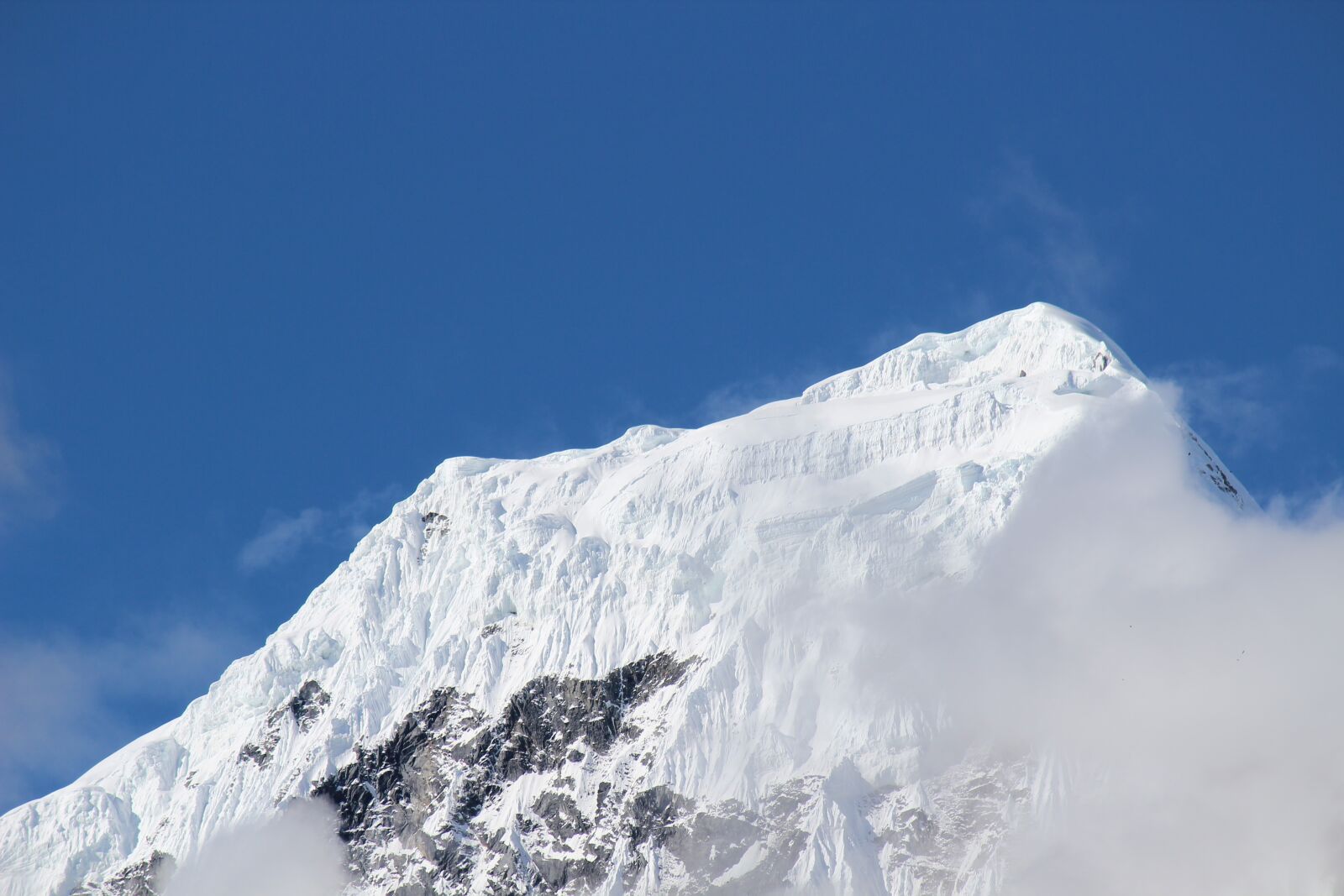 Canon EOS 600D (Rebel EOS T3i / EOS Kiss X5) sample photo. Snow mountain, blue sky photography